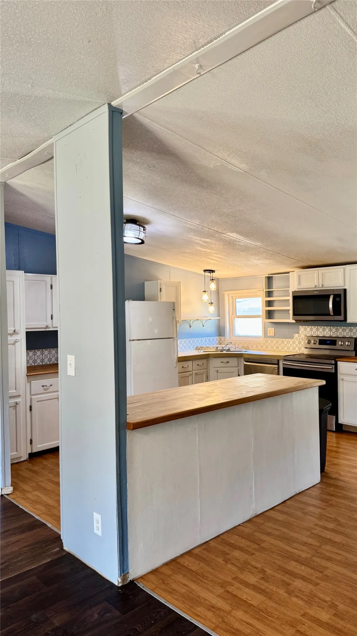 Mobile Home For Sale in Hood County , 3212 Joann Court, Granbury, Texas 76049, 5 Bedroom, 3 Bathroom, Garage spaces, 2,112 Sqft, built in 2000, mls#21389925, Real Estate Agent in Granbury, Homes For Sale in Hood county, Homes For Sale in Granbury, Realtor in Granbury Texas, Real Estate Brokerage Independent Realty Texas, Luminita Cordes Realtor