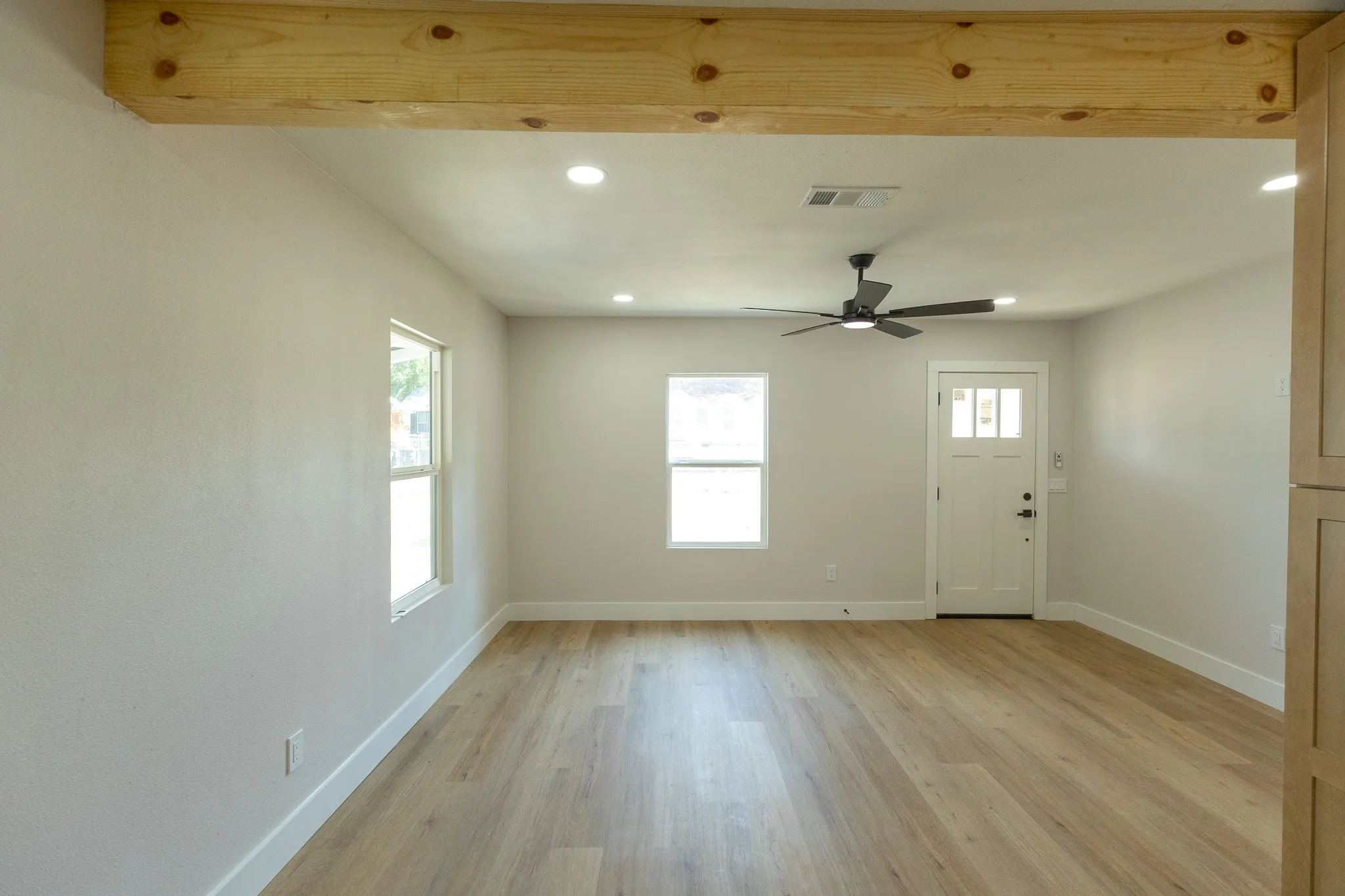 Single Family Residence For Sale in Mc Lennan County , 1527 Maple Avenue, Waco, Texas 76707, 2 Bedroom, 1 Bathroom, Garage spaces, 816 Sqft, built in 1947, mls#21389920, Real Estate Agent in Waco, Homes For Sale in Mc Lennan county, Homes For Sale in Waco, Realtor in Waco Texas, Real Estate Brokerage Independent Realty Texas, Luminita Cordes Realtor