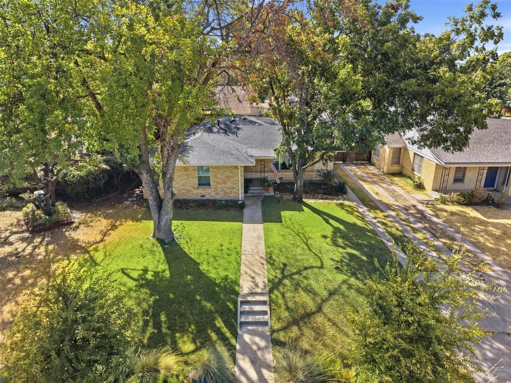 Single Family Residence For Sale in Tarrant County , 2908 Ryan Place Drive, Fort Worth, Texas 76110, 3 Bedroom, 3 Bathroom, 2 Garage spaces, 1,748 Sqft, built in 1953, mls#21384412, Real Estate Agent in Fort Worth, Homes For Sale in Tarrant county, Homes For Sale in Fort Worth, Realtor in Fort Worth Texas, Real Estate Brokerage Independent Realty Texas, Luminita Cordes Realtor