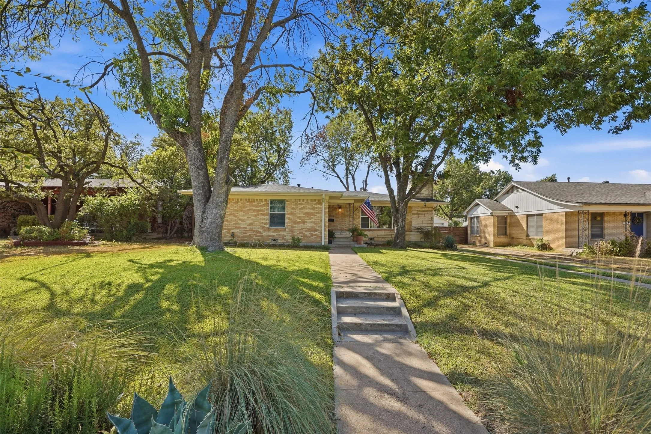 Single Family Residence For Sale in Tarrant County , 2908 Ryan Place Drive, Fort Worth, Texas 76110, 3 Bedroom, 3 Bathroom, 2 Garage spaces, 1,748 Sqft, built in 1953, mls#21384412, Real Estate Agent in Fort Worth, Homes For Sale in Tarrant county, Homes For Sale in Fort Worth, Realtor in Fort Worth Texas, Real Estate Brokerage Independent Realty Texas, Luminita Cordes Realtor