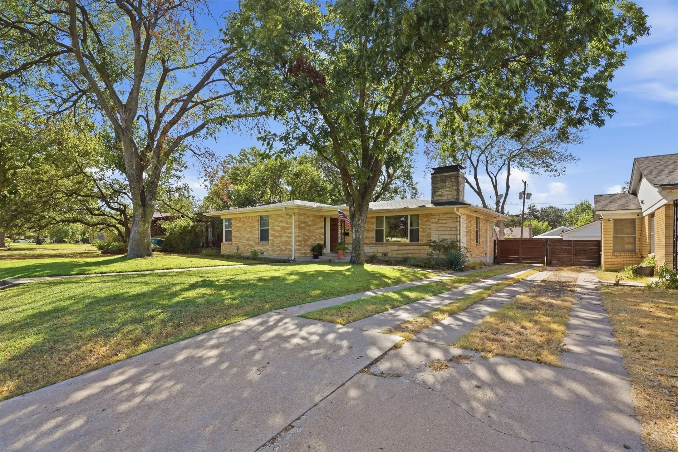 Single Family Residence For Sale in Tarrant County , 2908 Ryan Place Drive, Fort Worth, Texas 76110, 3 Bedroom, 3 Bathroom, 2 Garage spaces, 1,748 Sqft, built in 1953, mls#21384412, Real Estate Agent in Fort Worth, Homes For Sale in Tarrant county, Homes For Sale in Fort Worth, Realtor in Fort Worth Texas, Real Estate Brokerage Independent Realty Texas, Luminita Cordes Realtor