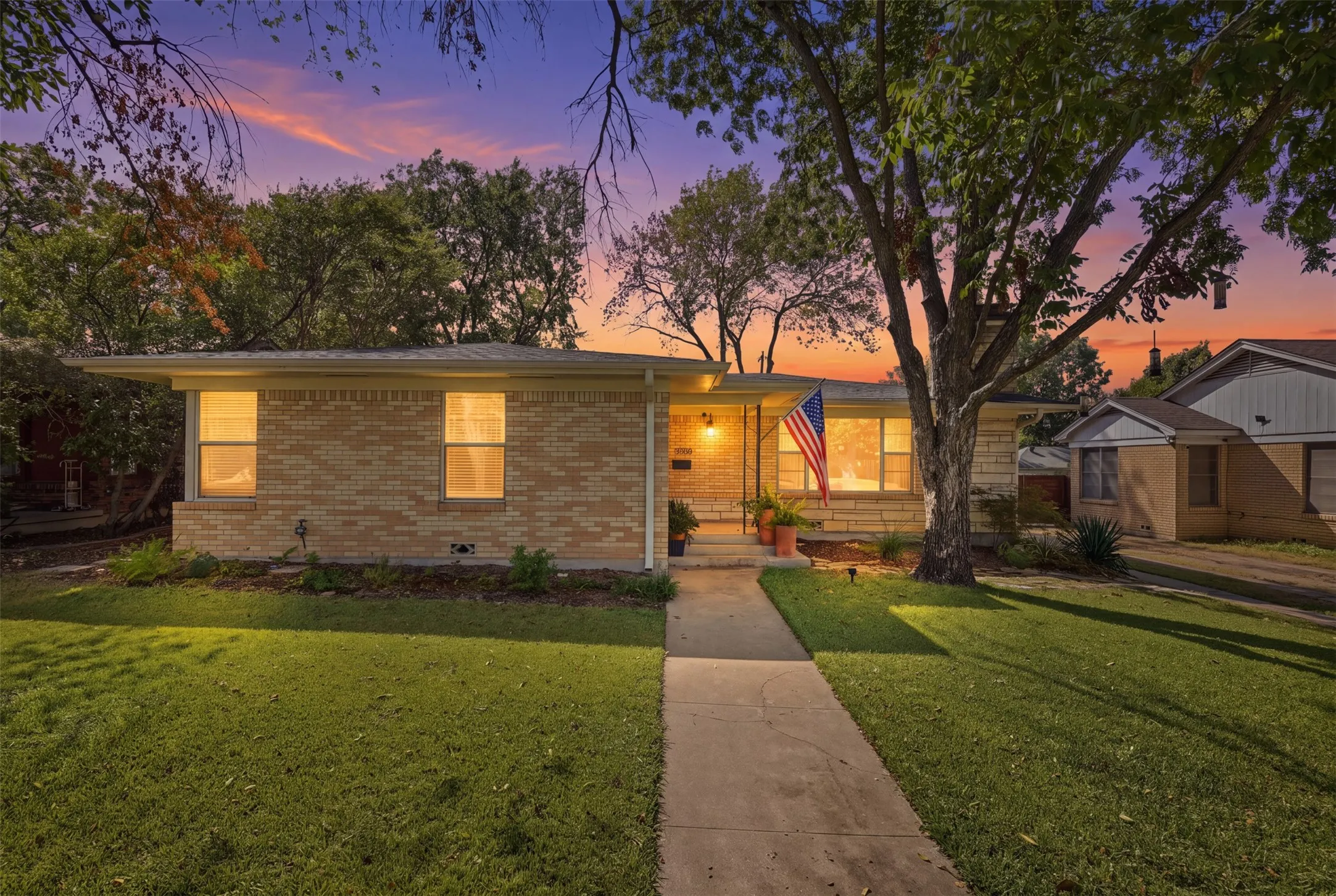 Single Family Residence For Sale in Tarrant County , 2908 Ryan Place Drive, Fort Worth, Texas 76110, 3 Bedroom, 3 Bathroom, 2 Garage spaces, 1,748 Sqft, built in 1953, mls#21384412, Real Estate Agent in Fort Worth, Homes For Sale in Tarrant county, Homes For Sale in Fort Worth, Realtor in Fort Worth Texas, Real Estate Brokerage Independent Realty Texas, Luminita Cordes Realtor