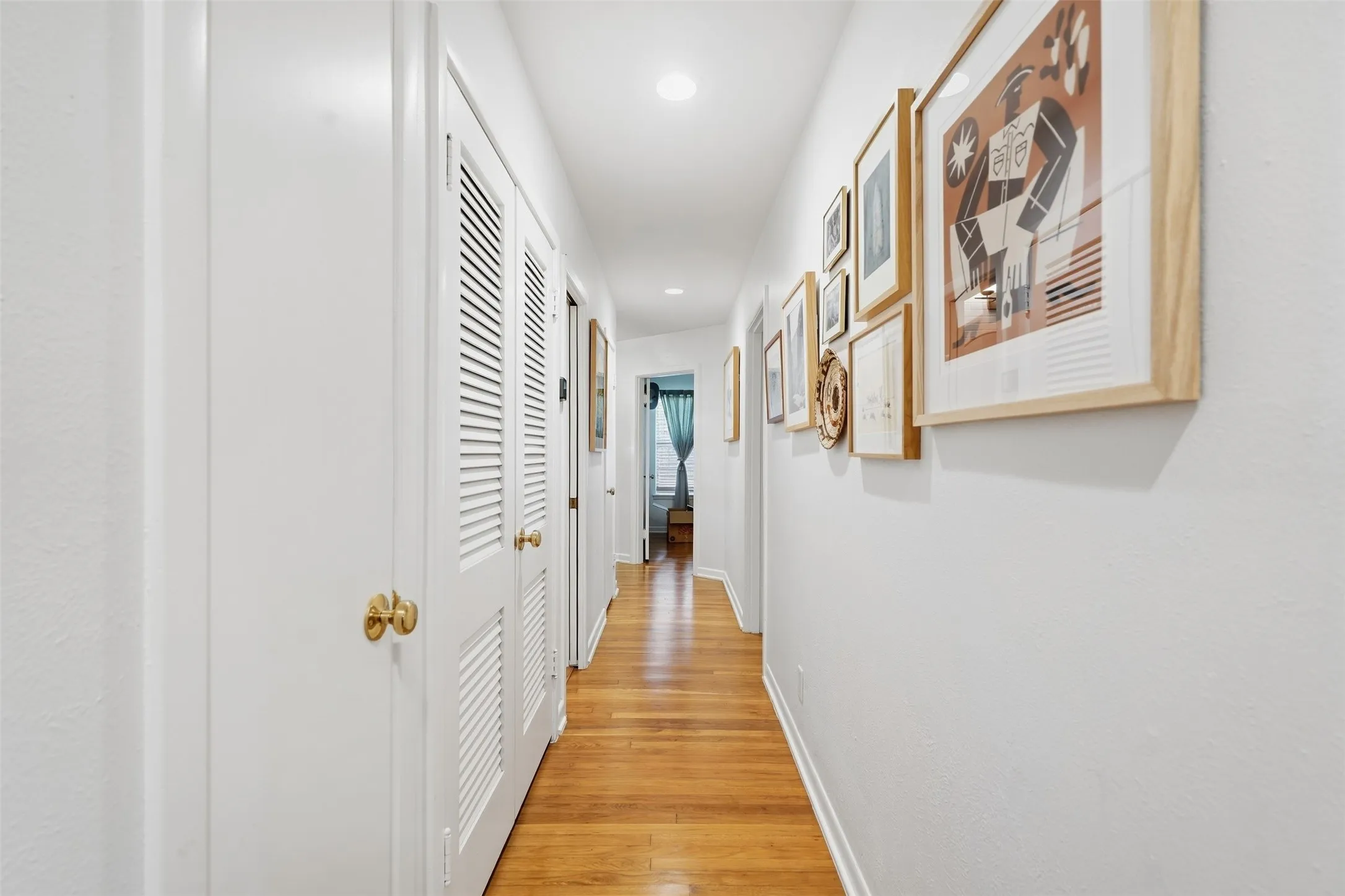 Single Family Residence For Sale in Tarrant County , 2908 Ryan Place Drive, Fort Worth, Texas 76110, 3 Bedroom, 3 Bathroom, 2 Garage spaces, 1,748 Sqft, built in 1953, mls#21384412, Real Estate Agent in Fort Worth, Homes For Sale in Tarrant county, Homes For Sale in Fort Worth, Realtor in Fort Worth Texas, Real Estate Brokerage Independent Realty Texas, Luminita Cordes Realtor