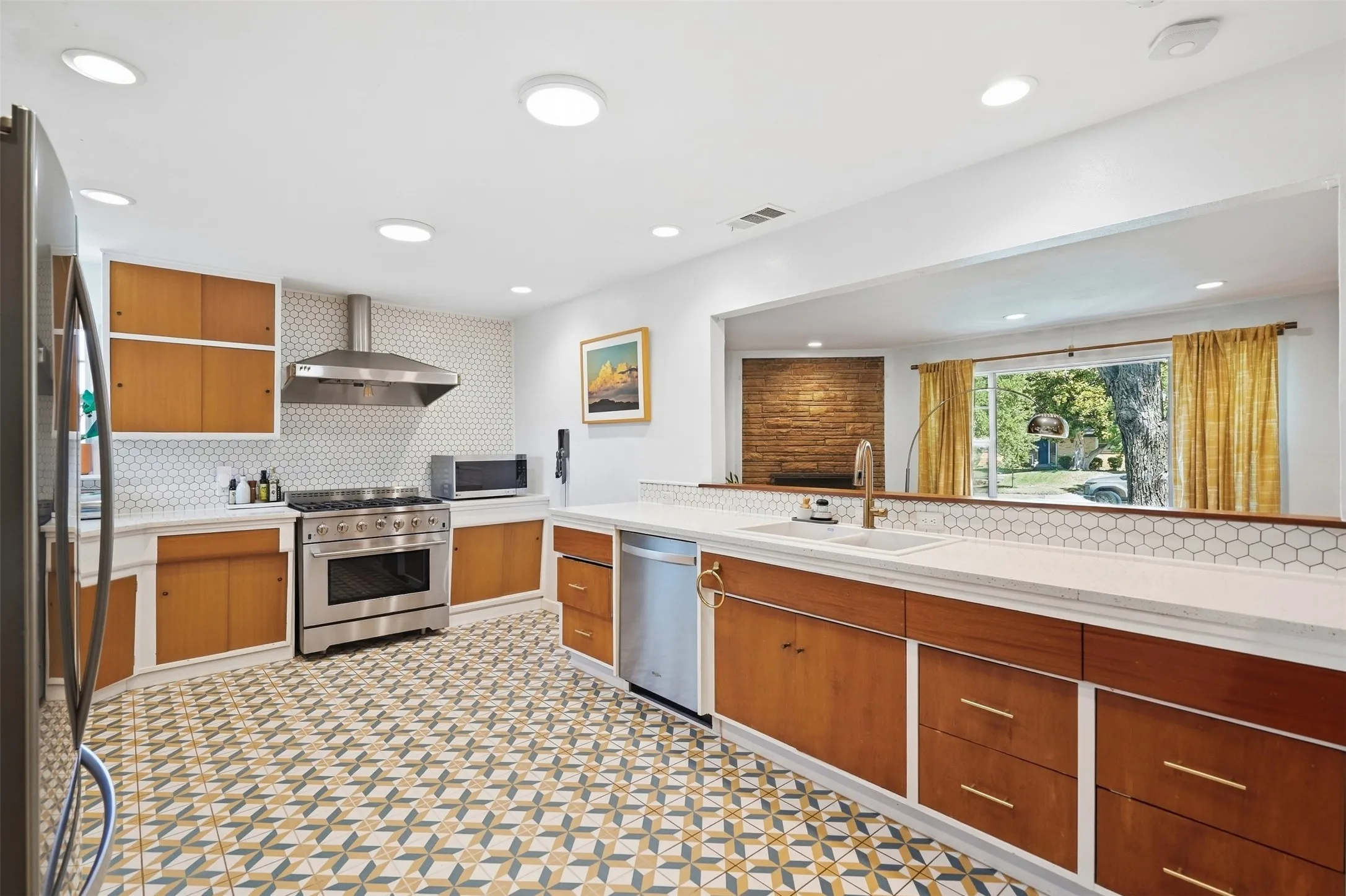 Single Family Residence For Sale in Tarrant County , 2908 Ryan Place Drive, Fort Worth, Texas 76110, 3 Bedroom, 3 Bathroom, 2 Garage spaces, 1,748 Sqft, built in 1953, mls#21384412, Real Estate Agent in Fort Worth, Homes For Sale in Tarrant county, Homes For Sale in Fort Worth, Realtor in Fort Worth Texas, Real Estate Brokerage Independent Realty Texas, Luminita Cordes Realtor