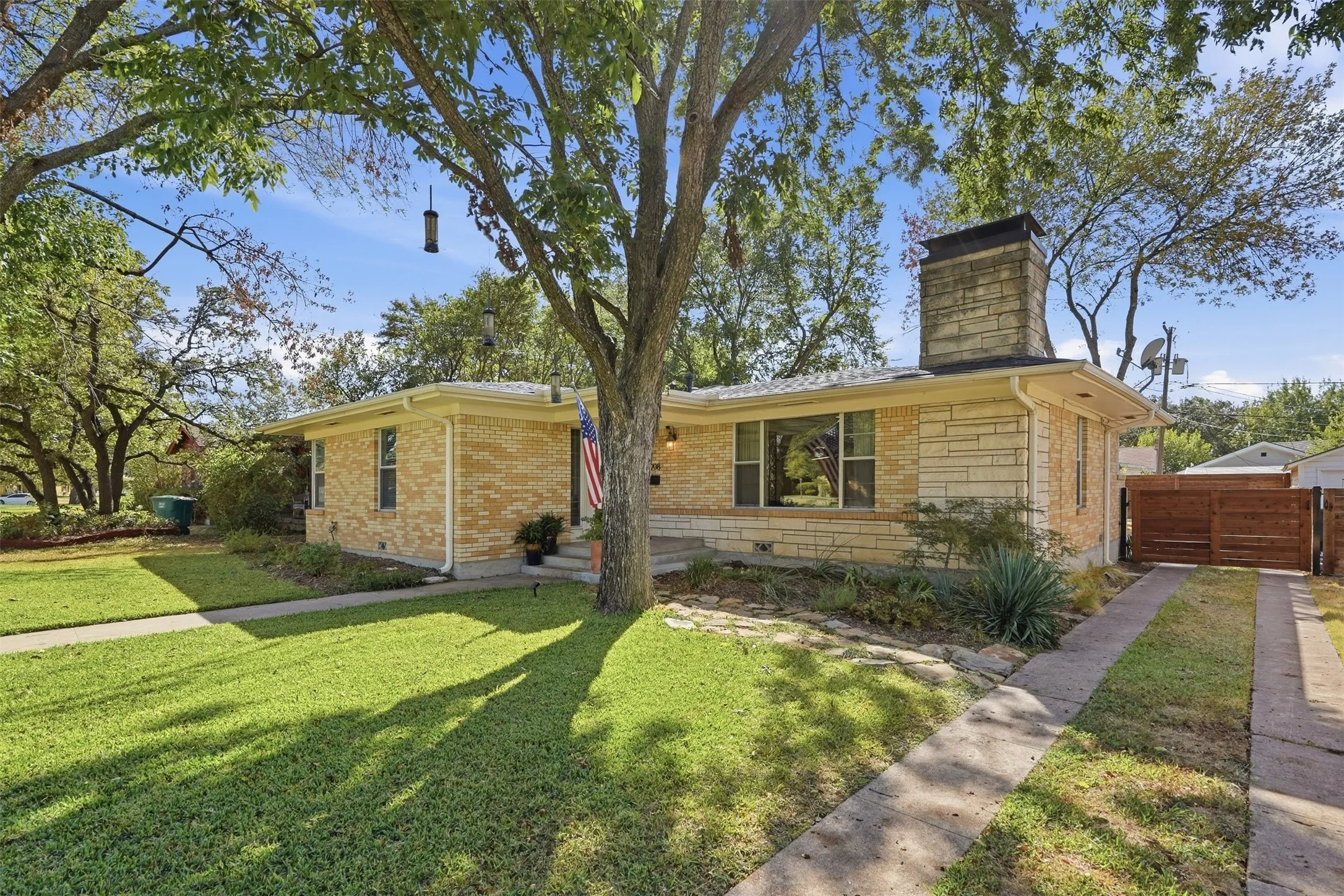 Single Family Residence For Sale in Tarrant County , 2908 Ryan Place Drive, Fort Worth, Texas 76110, 3 Bedroom, 3 Bathroom, 2 Garage spaces, 1,748 Sqft, built in 1953, mls#21384412, Real Estate Agent in Fort Worth, Homes For Sale in Tarrant county, Homes For Sale in Fort Worth, Realtor in Fort Worth Texas, Real Estate Brokerage Independent Realty Texas, Luminita Cordes Realtor