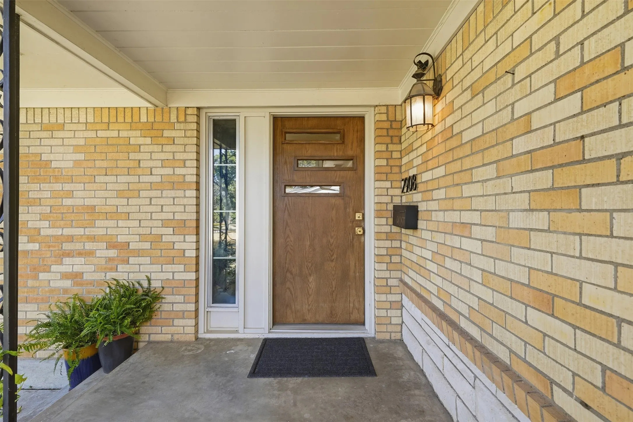 Single Family Residence For Sale in Tarrant County , 2908 Ryan Place Drive, Fort Worth, Texas 76110, 3 Bedroom, 3 Bathroom, 2 Garage spaces, 1,748 Sqft, built in 1953, mls#21384412, Real Estate Agent in Fort Worth, Homes For Sale in Tarrant county, Homes For Sale in Fort Worth, Realtor in Fort Worth Texas, Real Estate Brokerage Independent Realty Texas, Luminita Cordes Realtor