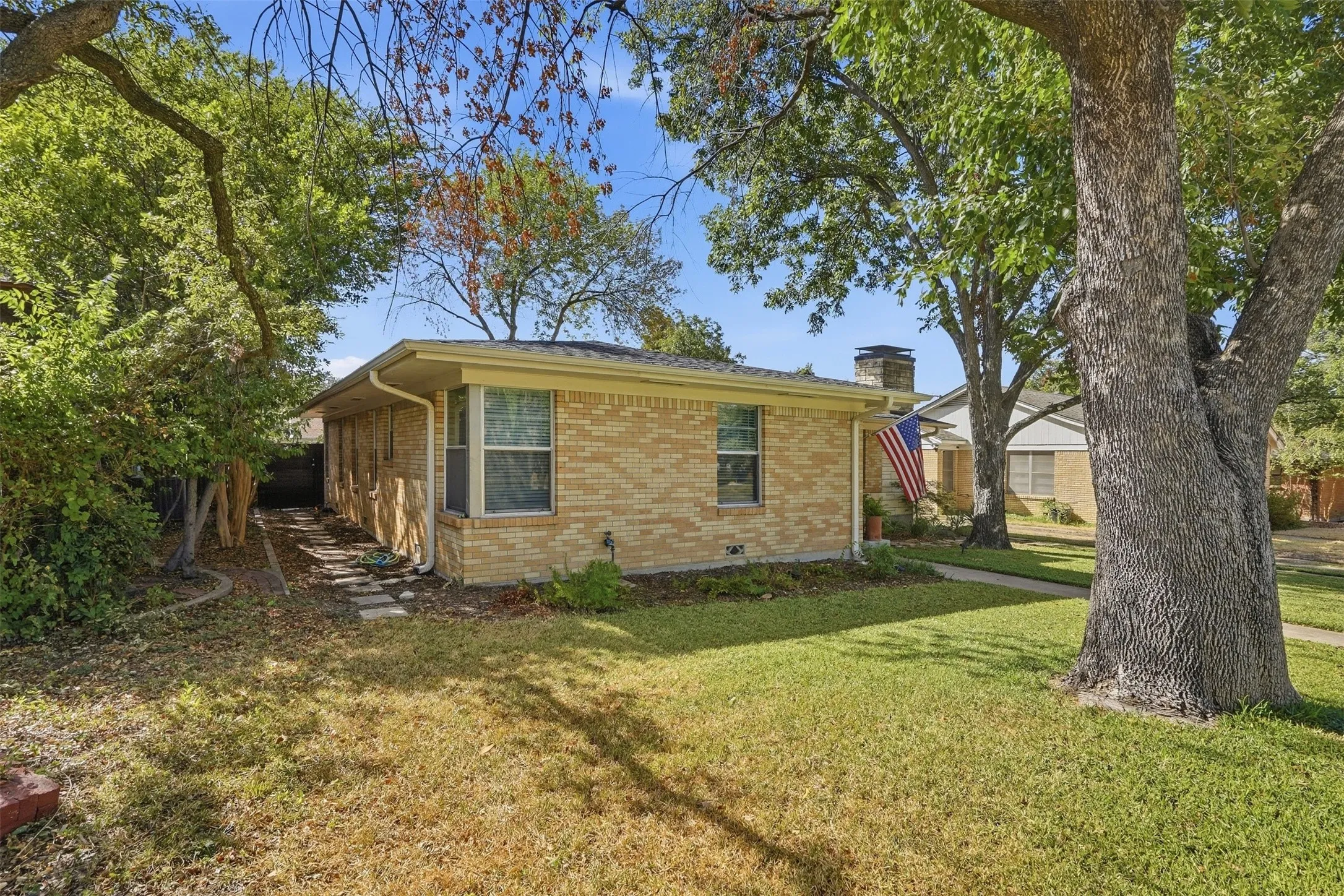 Single Family Residence For Sale in Tarrant County , 2908 Ryan Place Drive, Fort Worth, Texas 76110, 3 Bedroom, 3 Bathroom, 2 Garage spaces, 1,748 Sqft, built in 1953, mls#21384412, Real Estate Agent in Fort Worth, Homes For Sale in Tarrant county, Homes For Sale in Fort Worth, Realtor in Fort Worth Texas, Real Estate Brokerage Independent Realty Texas, Luminita Cordes Realtor