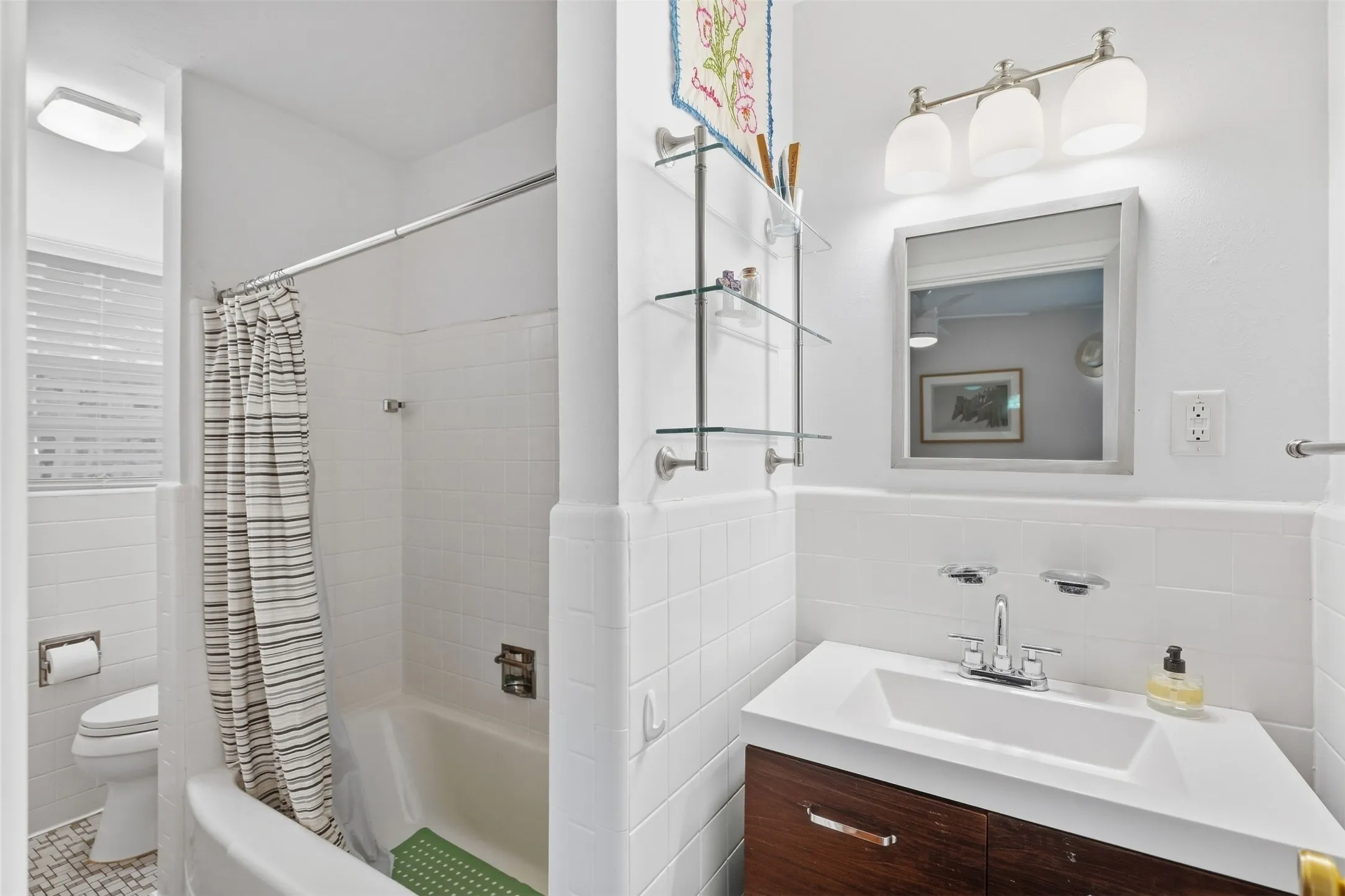 Single Family Residence For Sale in Tarrant County , 2908 Ryan Place Drive, Fort Worth, Texas 76110, 3 Bedroom, 3 Bathroom, 2 Garage spaces, 1,748 Sqft, built in 1953, mls#21384412, Real Estate Agent in Fort Worth, Homes For Sale in Tarrant county, Homes For Sale in Fort Worth, Realtor in Fort Worth Texas, Real Estate Brokerage Independent Realty Texas, Luminita Cordes Realtor