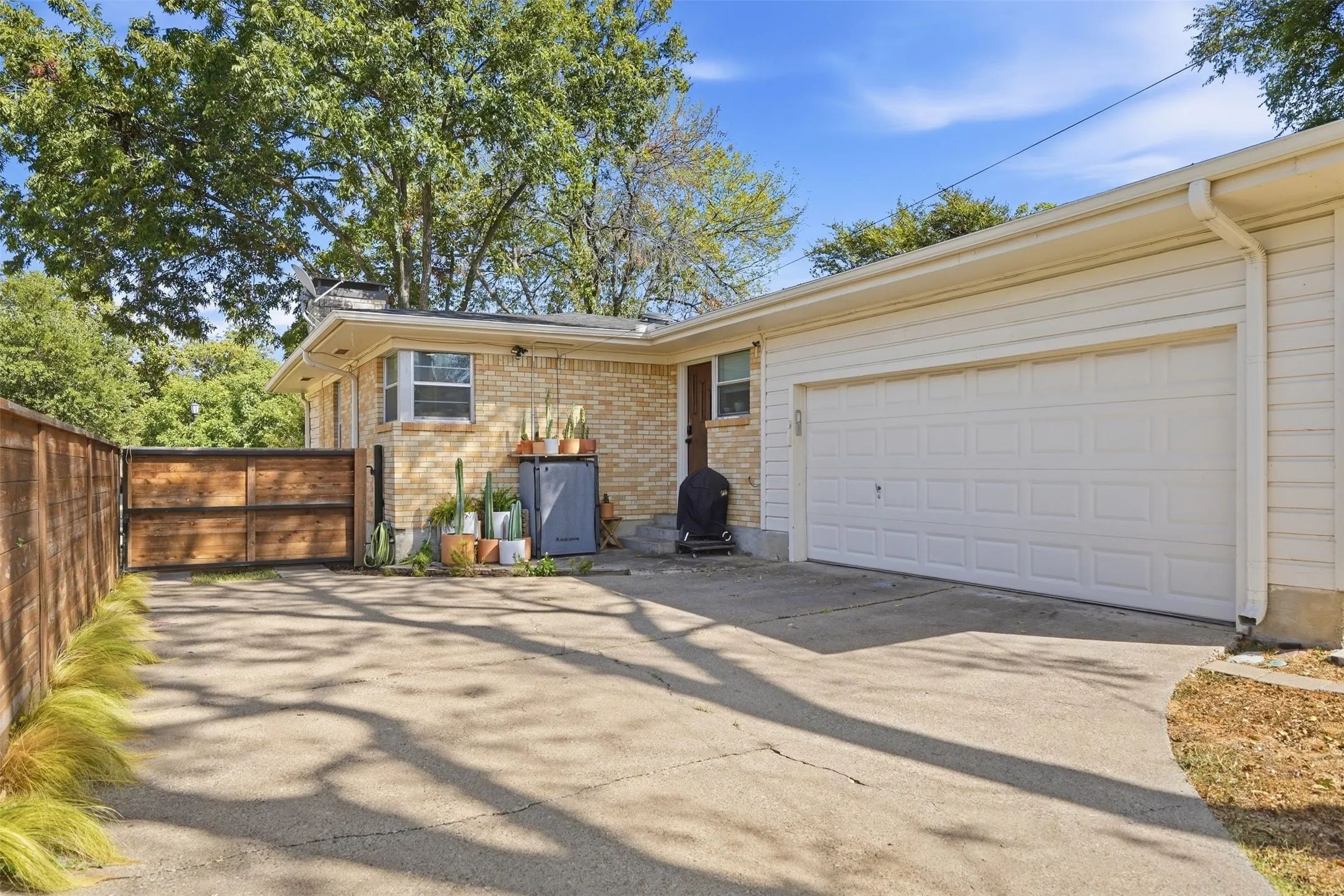 Single Family Residence For Sale in Tarrant County , 2908 Ryan Place Drive, Fort Worth, Texas 76110, 3 Bedroom, 3 Bathroom, 2 Garage spaces, 1,748 Sqft, built in 1953, mls#21384412, Real Estate Agent in Fort Worth, Homes For Sale in Tarrant county, Homes For Sale in Fort Worth, Realtor in Fort Worth Texas, Real Estate Brokerage Independent Realty Texas, Luminita Cordes Realtor