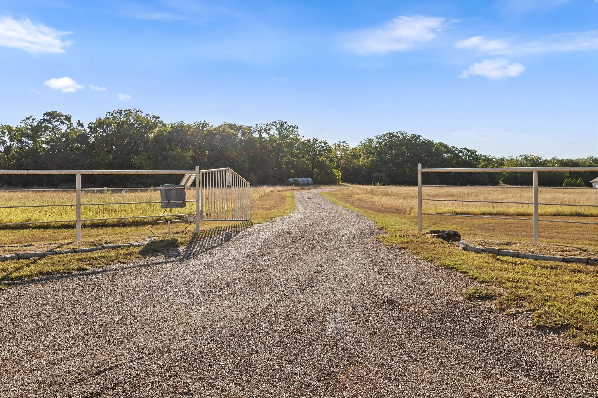 Single Family Residence For Sale in Wise County , 872 County Road 1670, Alvord, Texas 76225, 4 Bedroom, 3 Bathroom, 3 Garage spaces, 3,698 Sqft, built in 1998, mls#21388379, Real Estate Agent in Alvord, Homes For Sale in Wise county, Homes For Sale in Alvord, Realtor in Alvord Texas, Real Estate Brokerage Independent Realty Texas, Luminita Cordes Realtor