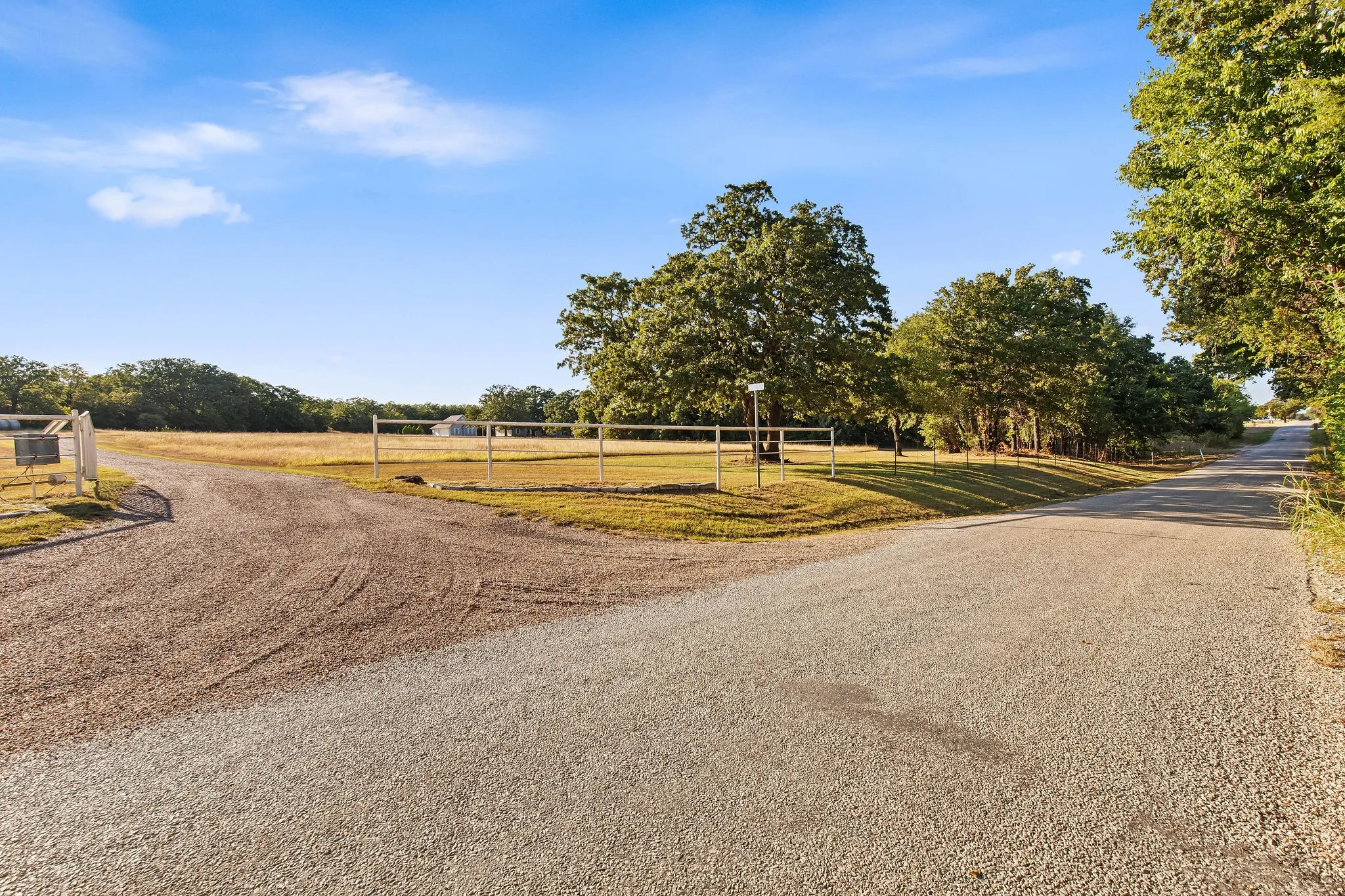 Single Family Residence For Sale in Wise County , 872 County Road 1670, Alvord, Texas 76225, 4 Bedroom, 3 Bathroom, 3 Garage spaces, 3,698 Sqft, built in 1998, mls#21388379, Real Estate Agent in Alvord, Homes For Sale in Wise county, Homes For Sale in Alvord, Realtor in Alvord Texas, Real Estate Brokerage Independent Realty Texas, Luminita Cordes Realtor