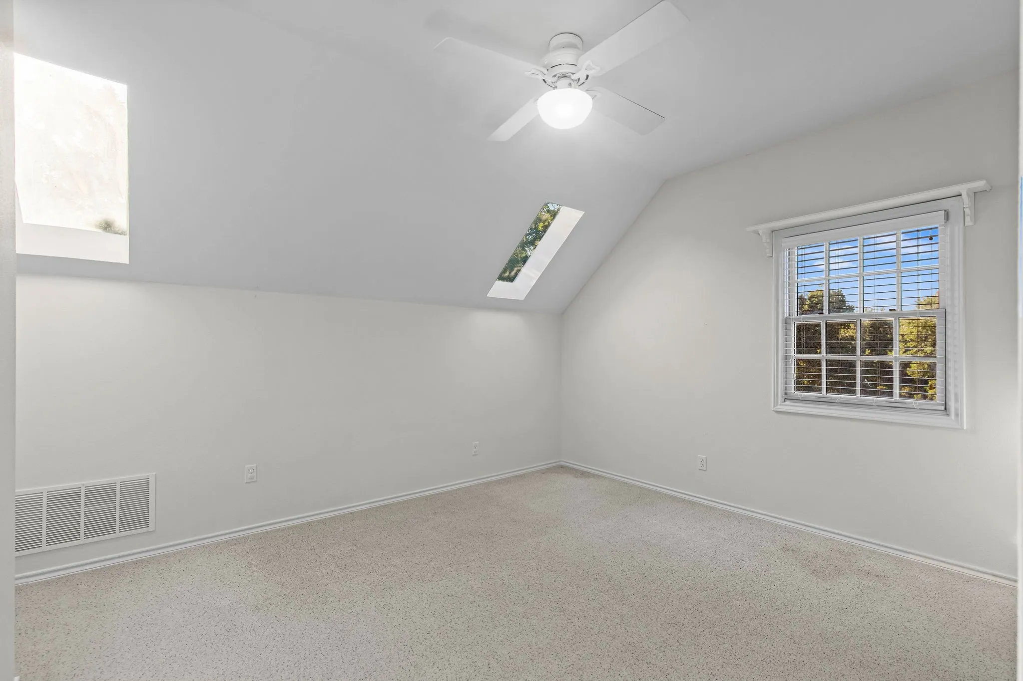 Single Family Residence For Sale in Wise County , 872 County Road 1670, Alvord, Texas 76225, 4 Bedroom, 3 Bathroom, 3 Garage spaces, 3,698 Sqft, built in 1998, mls#21388379, Real Estate Agent in Alvord, Homes For Sale in Wise county, Homes For Sale in Alvord, Realtor in Alvord Texas, Real Estate Brokerage Independent Realty Texas, Luminita Cordes Realtor