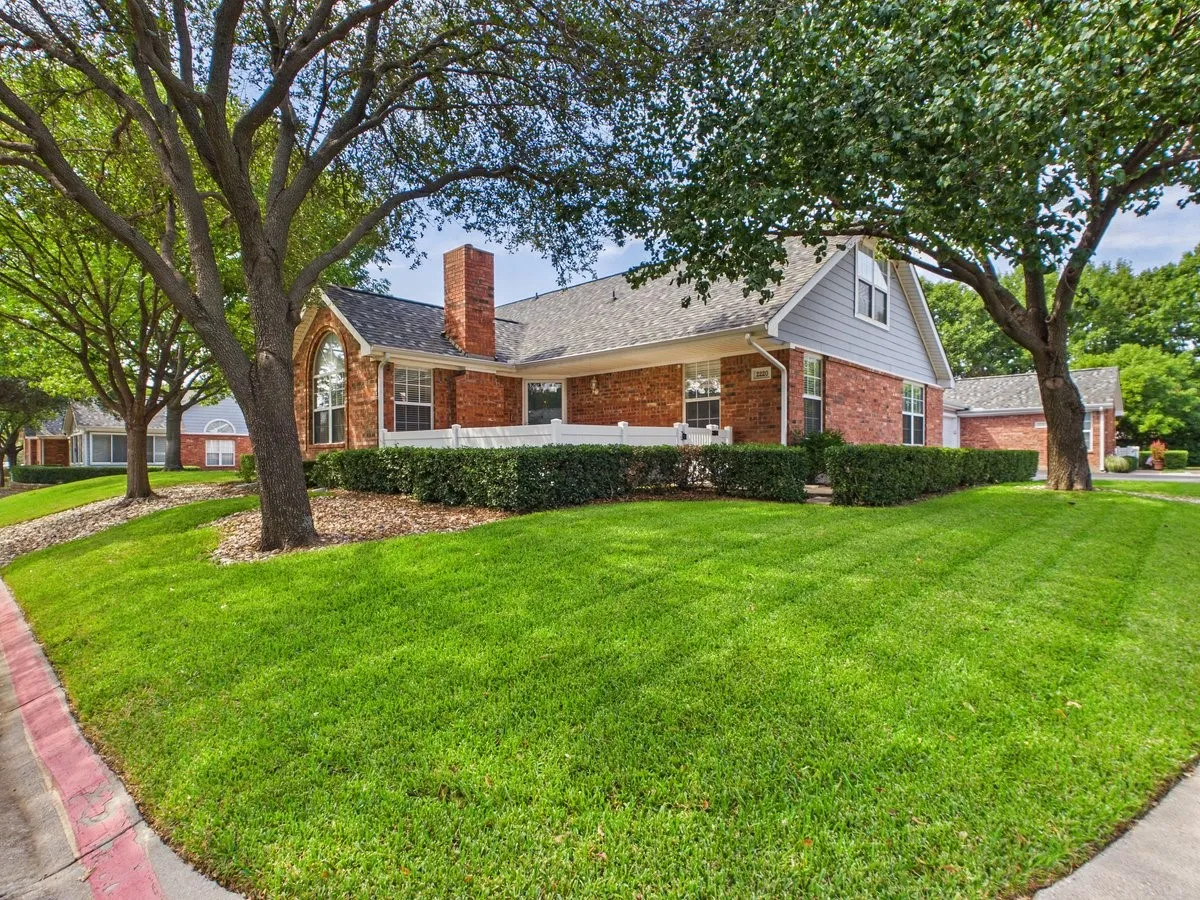 Condominium For Sale in Tarrant County , 2220 Countryside Drive, Bedford, Texas 76021, 3 Bedroom, 3 Bathroom, 2 Garage spaces, 1,683 Sqft, built in 1999, mls#21389362, Real Estate Agent in Bedford, Homes For Sale in Tarrant county, Homes For Sale in Bedford, Realtor in Bedford Texas, Real Estate Brokerage Independent Realty Texas, Luminita Cordes Realtor