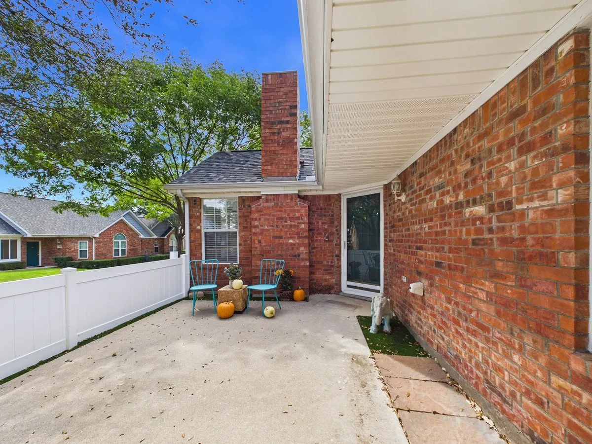 Condominium For Sale in Tarrant County , 2220 Countryside Drive, Bedford, Texas 76021, 3 Bedroom, 3 Bathroom, 2 Garage spaces, 1,683 Sqft, built in 1999, mls#21389362, Real Estate Agent in Bedford, Homes For Sale in Tarrant county, Homes For Sale in Bedford, Realtor in Bedford Texas, Real Estate Brokerage Independent Realty Texas, Luminita Cordes Realtor