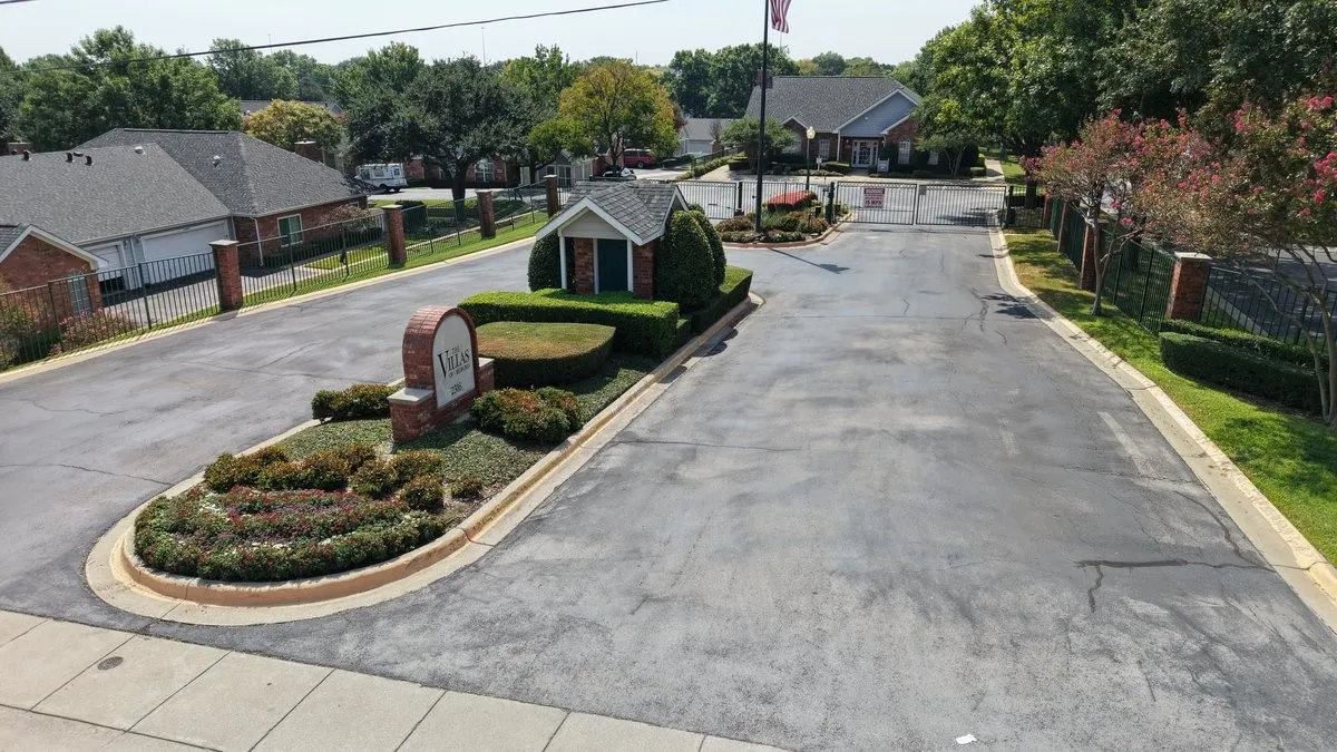 Condominium For Sale in Tarrant County , 2220 Countryside Drive, Bedford, Texas 76021, 3 Bedroom, 3 Bathroom, 2 Garage spaces, 1,683 Sqft, built in 1999, mls#21389362, Real Estate Agent in Bedford, Homes For Sale in Tarrant county, Homes For Sale in Bedford, Realtor in Bedford Texas, Real Estate Brokerage Independent Realty Texas, Luminita Cordes Realtor