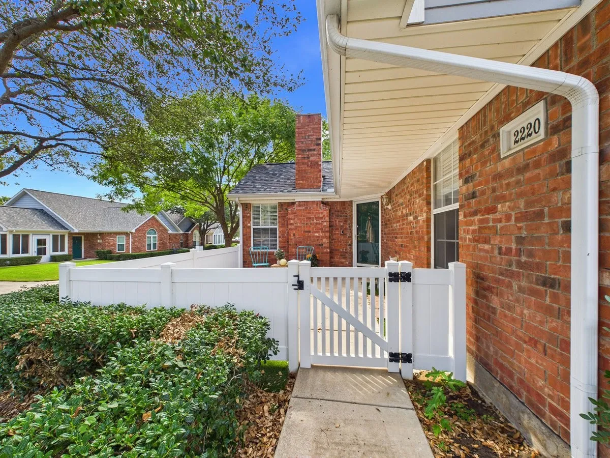 Condominium For Sale in Tarrant County , 2220 Countryside Drive, Bedford, Texas 76021, 3 Bedroom, 3 Bathroom, 2 Garage spaces, 1,683 Sqft, built in 1999, mls#21389362, Real Estate Agent in Bedford, Homes For Sale in Tarrant county, Homes For Sale in Bedford, Realtor in Bedford Texas, Real Estate Brokerage Independent Realty Texas, Luminita Cordes Realtor