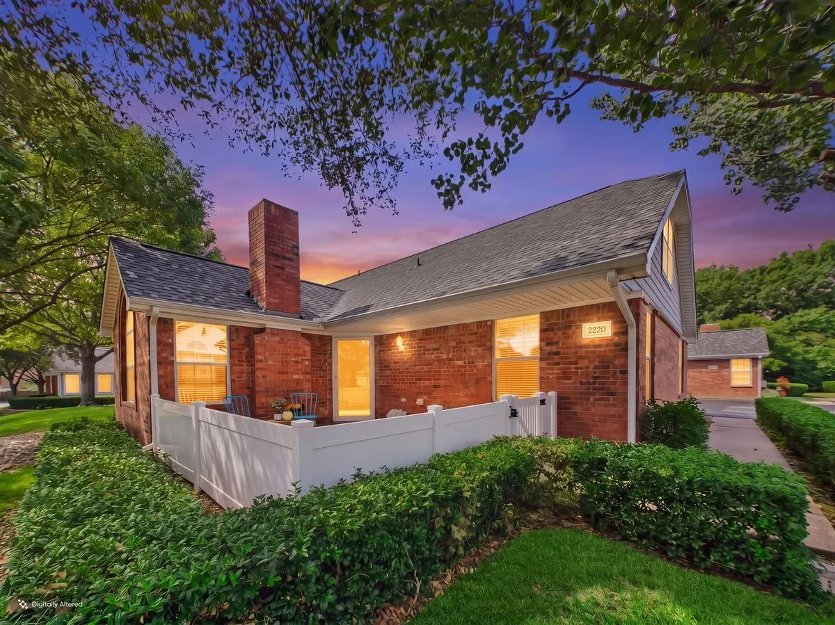 Condominium For Sale in Tarrant County , 2220 Countryside Drive, Bedford, Texas 76021, 3 Bedroom, 3 Bathroom, 2 Garage spaces, 1,683 Sqft, built in 1999, mls#21389362, Real Estate Agent in Bedford, Homes For Sale in Tarrant county, Homes For Sale in Bedford, Realtor in Bedford Texas, Real Estate Brokerage Independent Realty Texas, Luminita Cordes Realtor