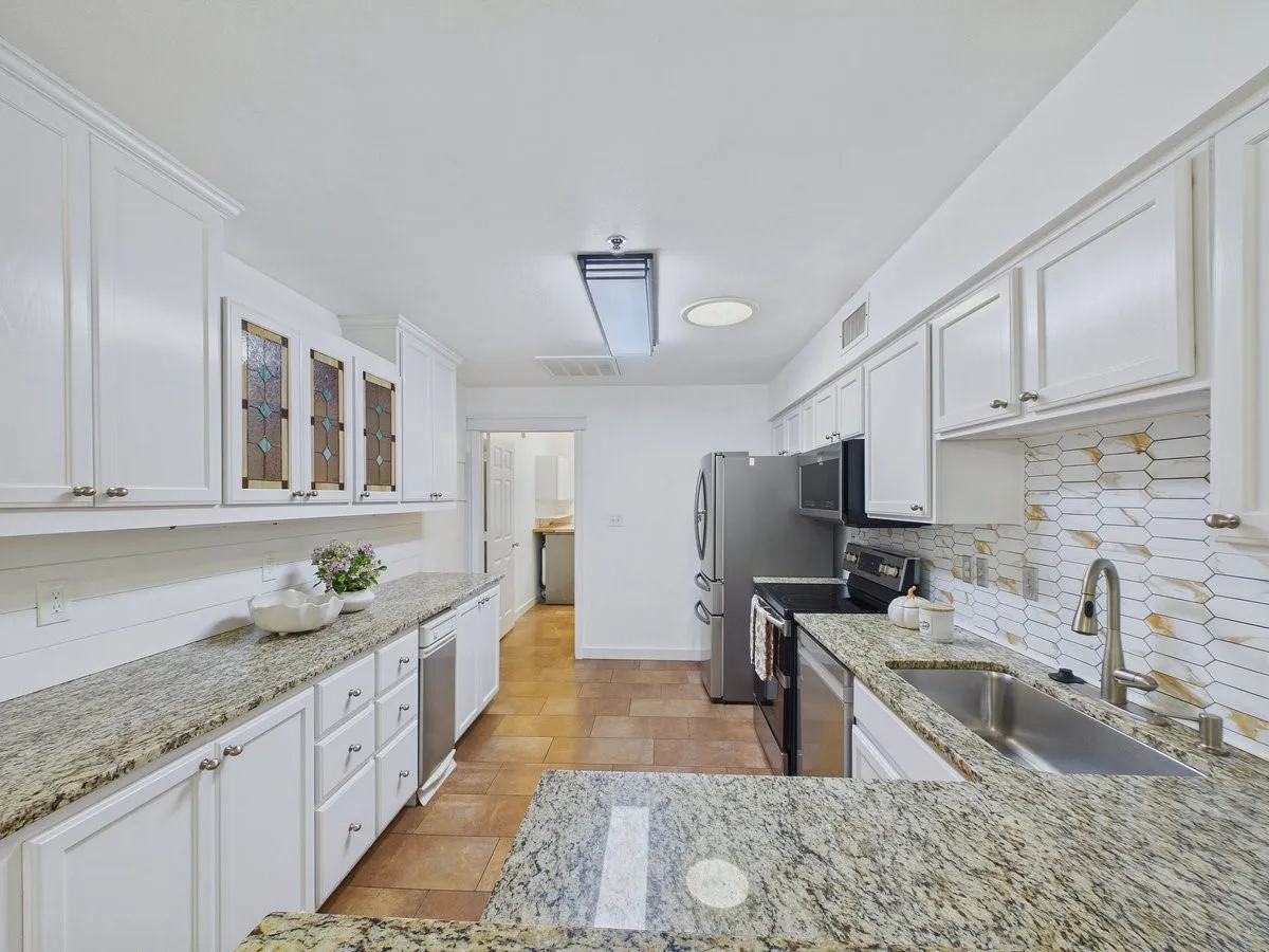 Condominium For Sale in Tarrant County , 2220 Countryside Drive, Bedford, Texas 76021, 3 Bedroom, 3 Bathroom, 2 Garage spaces, 1,683 Sqft, built in 1999, mls#21389362, Real Estate Agent in Bedford, Homes For Sale in Tarrant county, Homes For Sale in Bedford, Realtor in Bedford Texas, Real Estate Brokerage Independent Realty Texas, Luminita Cordes Realtor