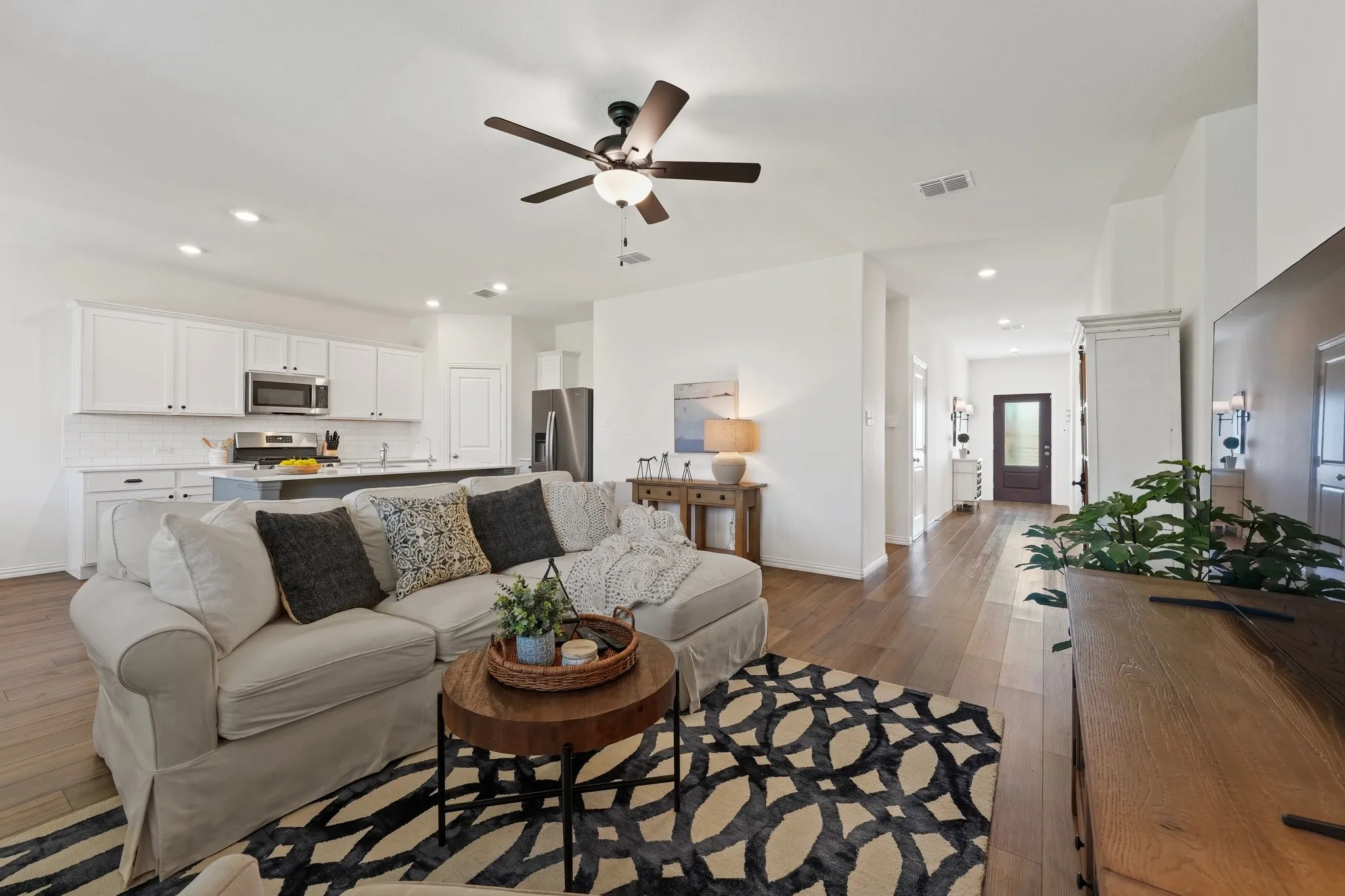 Single Family Residence For Sale in Tarrant County , 2552 Eden Creek Drive, Fort Worth, Texas 76179, 3 Bedroom, 2 Bathroom, 2 Garage spaces, 1,670 Sqft, built in 2022, mls#21389510, Real Estate Agent in Fort Worth, Homes For Sale in Tarrant county, Homes For Sale in Fort Worth, Realtor in Fort Worth Texas, Real Estate Brokerage Independent Realty Texas, Luminita Cordes Realtor