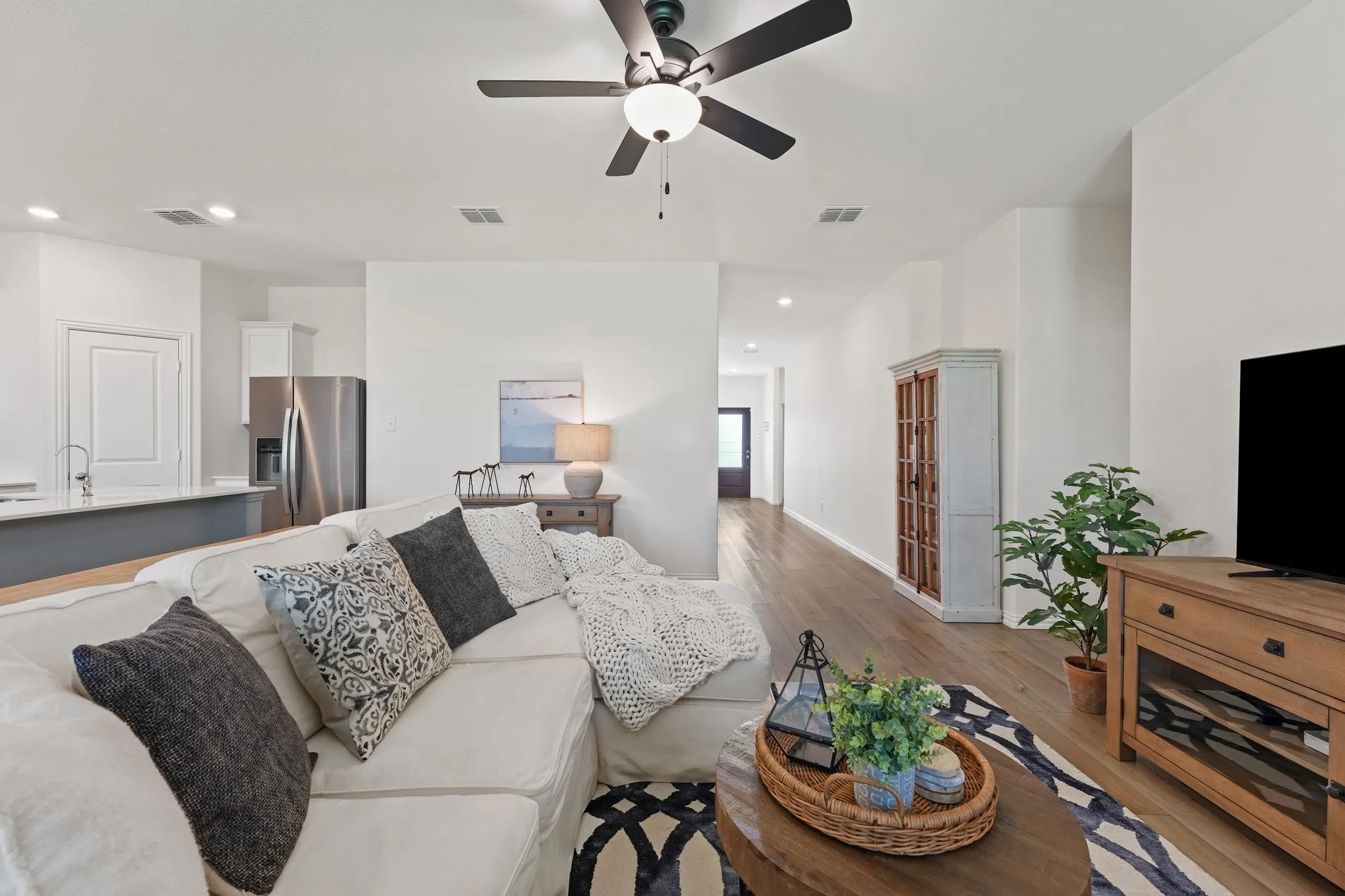 Single Family Residence For Sale in Tarrant County , 2552 Eden Creek Drive, Fort Worth, Texas 76179, 3 Bedroom, 2 Bathroom, 2 Garage spaces, 1,670 Sqft, built in 2022, mls#21389510, Real Estate Agent in Fort Worth, Homes For Sale in Tarrant county, Homes For Sale in Fort Worth, Realtor in Fort Worth Texas, Real Estate Brokerage Independent Realty Texas, Luminita Cordes Realtor