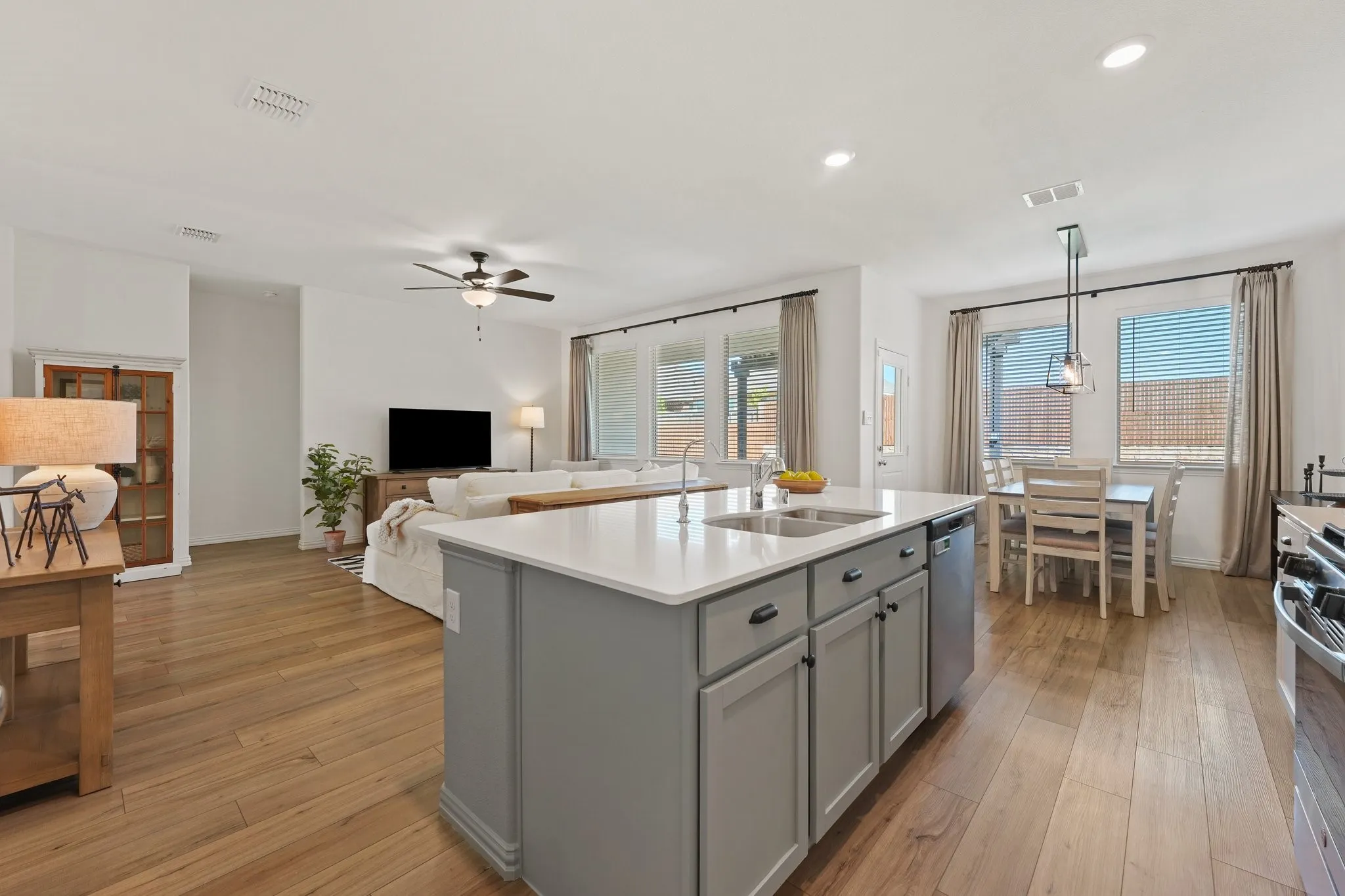 Single Family Residence For Sale in Tarrant County , 2552 Eden Creek Drive, Fort Worth, Texas 76179, 3 Bedroom, 2 Bathroom, 2 Garage spaces, 1,670 Sqft, built in 2022, mls#21389510, Real Estate Agent in Fort Worth, Homes For Sale in Tarrant county, Homes For Sale in Fort Worth, Realtor in Fort Worth Texas, Real Estate Brokerage Independent Realty Texas, Luminita Cordes Realtor