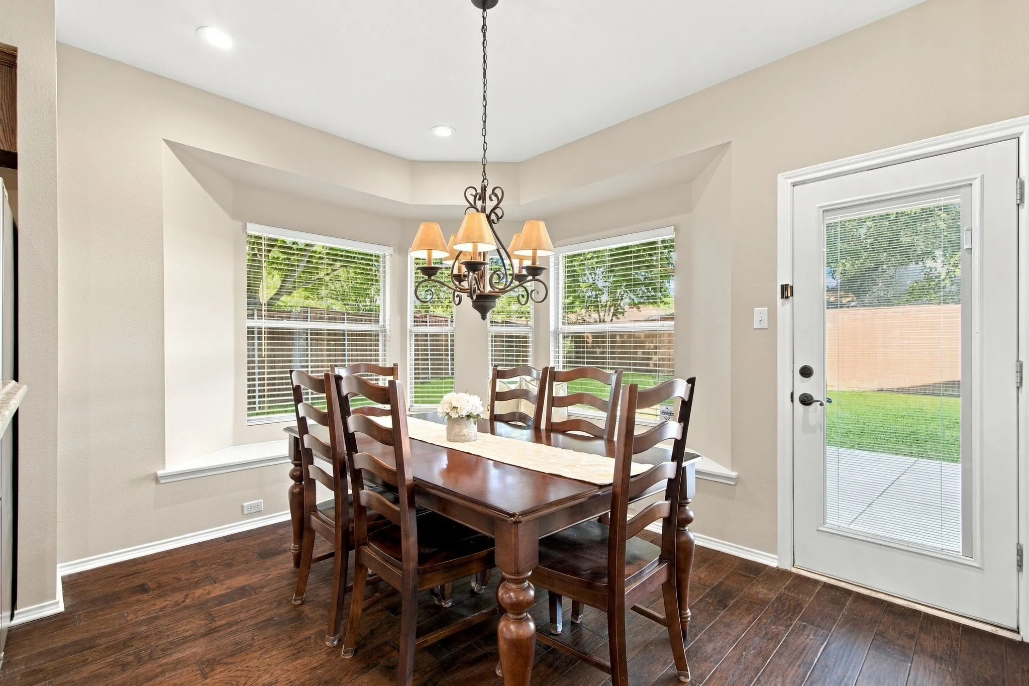 Single Family Residence For Sale in Collin County , 7536 Kathryn Drive, Frisco, Texas 75035, 5 Bedroom, 3 Bathroom, 2 Garage spaces, 3,238 Sqft, built in 2002, mls#21389890, Real Estate Agent in Frisco, Homes For Sale in Collin county, Homes For Sale in Frisco, Realtor in Frisco Texas, Real Estate Brokerage Independent Realty Texas, Luminita Cordes Realtor