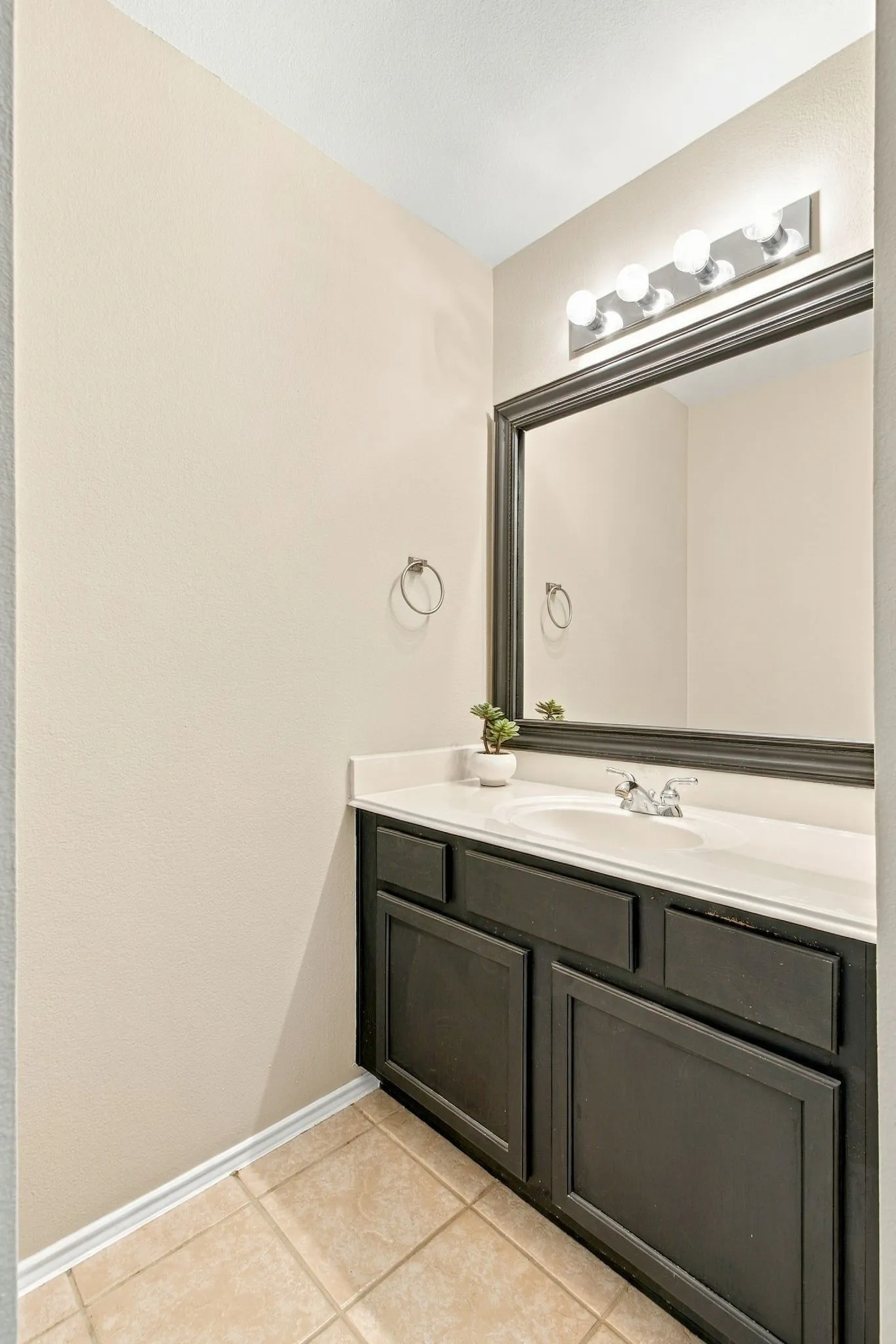 Single Family Residence For Sale in Collin County , 7536 Kathryn Drive, Frisco, Texas 75035, 5 Bedroom, 3 Bathroom, 2 Garage spaces, 3,238 Sqft, built in 2002, mls#21389890, Real Estate Agent in Frisco, Homes For Sale in Collin county, Homes For Sale in Frisco, Realtor in Frisco Texas, Real Estate Brokerage Independent Realty Texas, Luminita Cordes Realtor