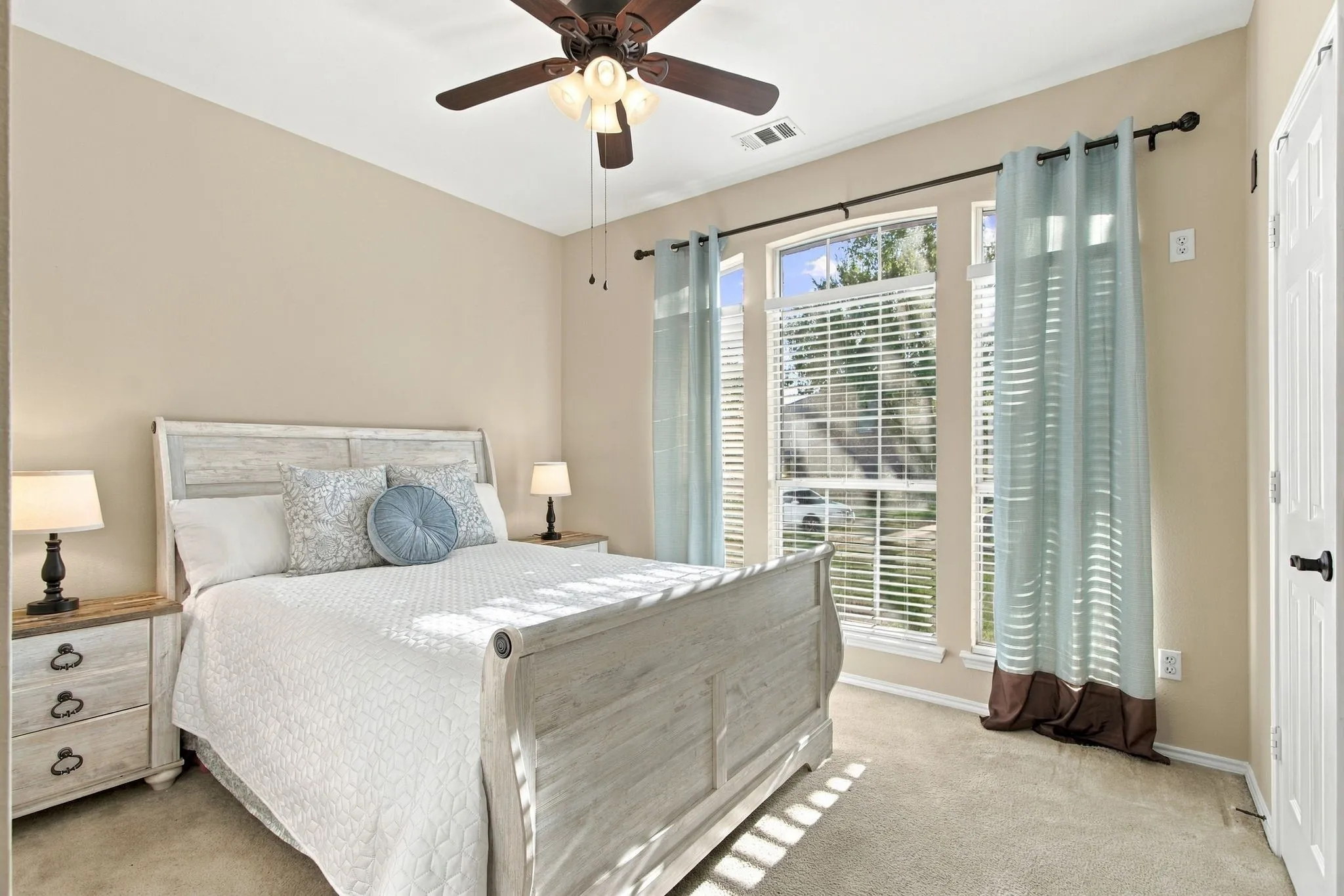 Single Family Residence For Sale in Collin County , 7536 Kathryn Drive, Frisco, Texas 75035, 5 Bedroom, 3 Bathroom, 2 Garage spaces, 3,238 Sqft, built in 2002, mls#21389890, Real Estate Agent in Frisco, Homes For Sale in Collin county, Homes For Sale in Frisco, Realtor in Frisco Texas, Real Estate Brokerage Independent Realty Texas, Luminita Cordes Realtor