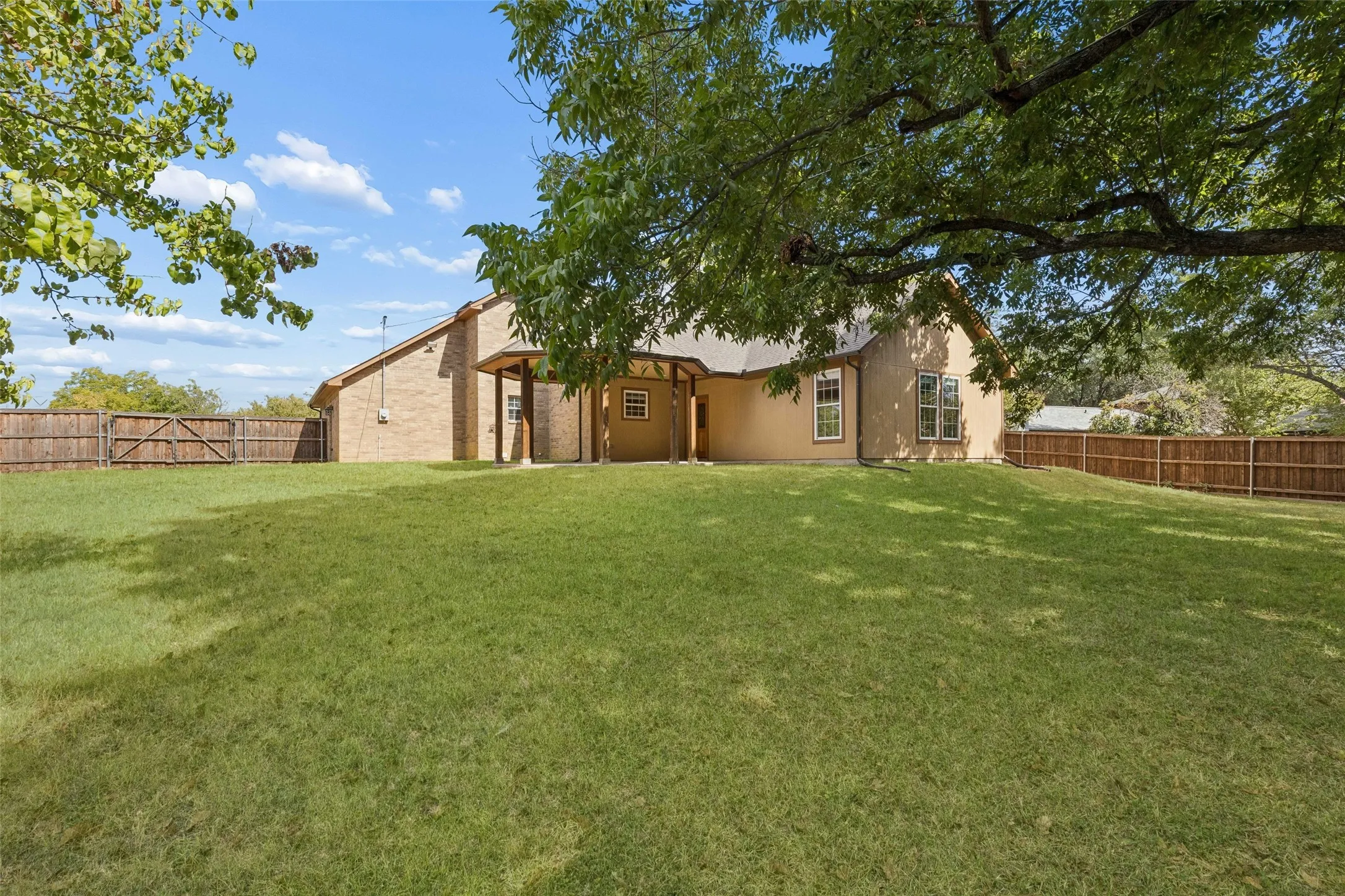 Single Family Residence For Sale in Dallas County , 1925 Wildwood Drive, Grand Prairie, Texas 75050, 3 Bedroom, 2 Bathroom, 2 Garage spaces, 2,484 Sqft, built in 2015, mls#21385962, Real Estate Agent in Grand Prairie, Homes For Sale in Dallas county, Homes For Sale in Grand Prairie, Realtor in Grand Prairie Texas, Real Estate Brokerage Independent Realty Texas, Luminita Cordes Realtor
