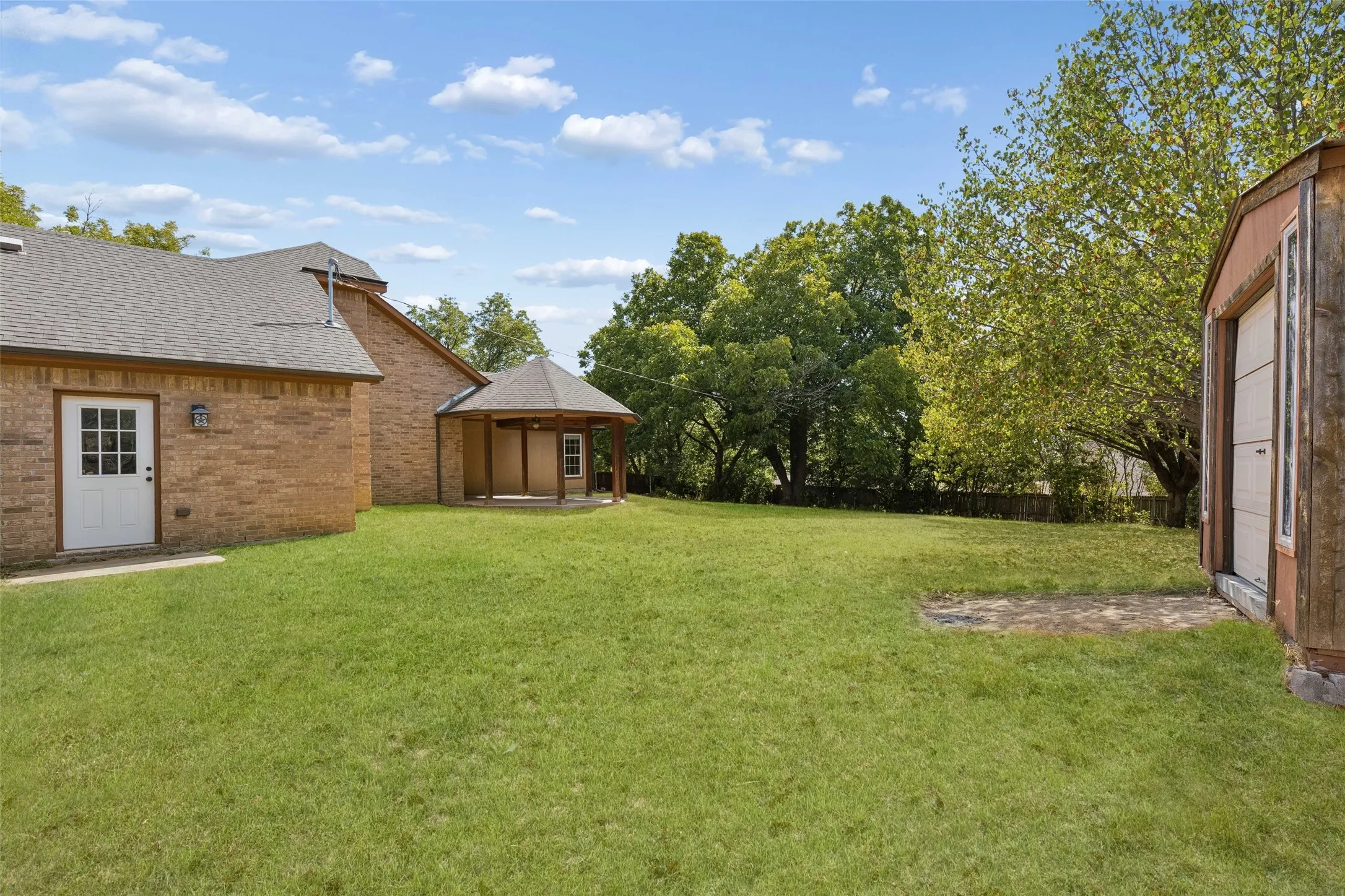 Single Family Residence For Sale in Dallas County , 1925 Wildwood Drive, Grand Prairie, Texas 75050, 3 Bedroom, 2 Bathroom, 2 Garage spaces, 2,484 Sqft, built in 2015, mls#21385962, Real Estate Agent in Grand Prairie, Homes For Sale in Dallas county, Homes For Sale in Grand Prairie, Realtor in Grand Prairie Texas, Real Estate Brokerage Independent Realty Texas, Luminita Cordes Realtor
