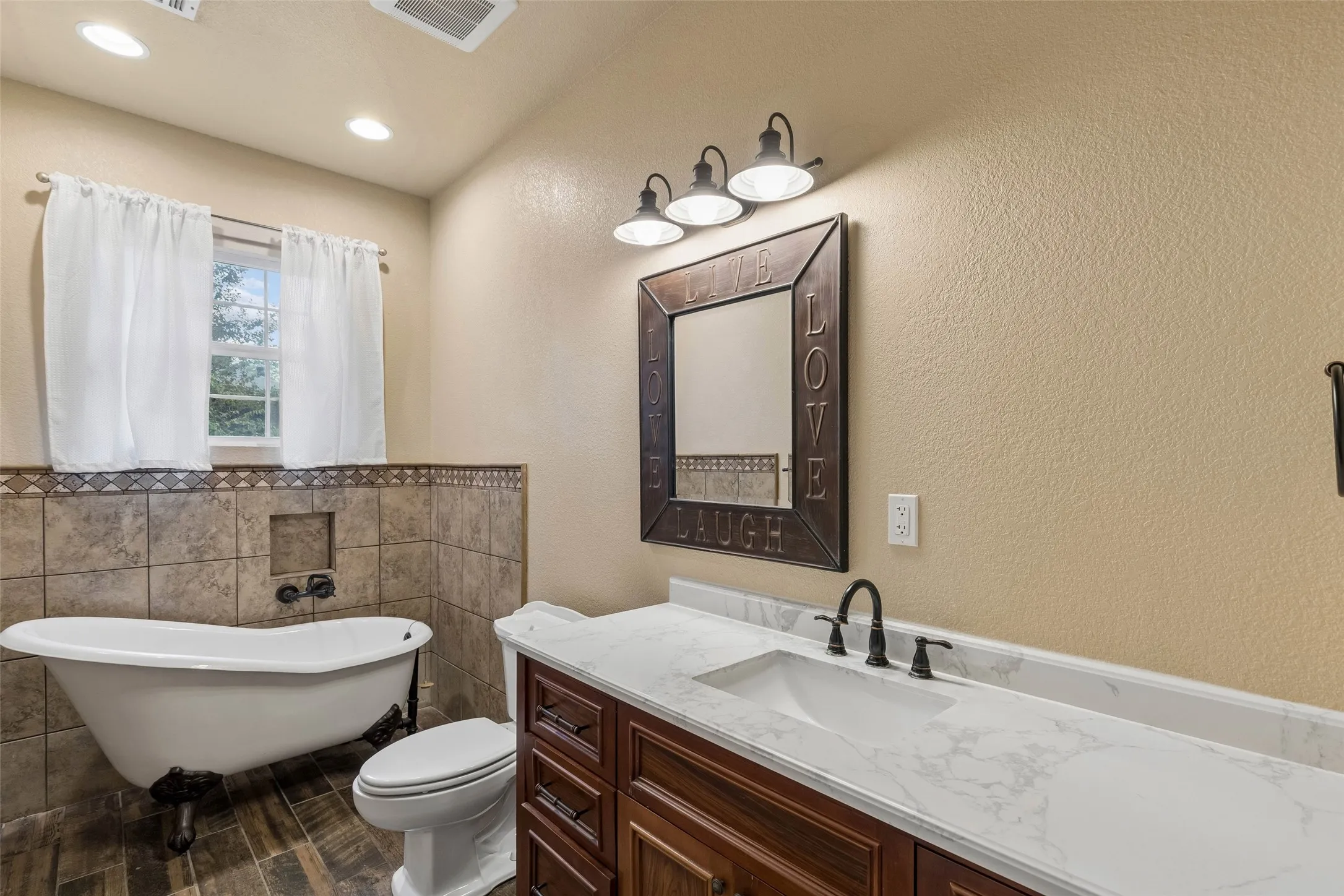 Single Family Residence For Sale in Dallas County , 1925 Wildwood Drive, Grand Prairie, Texas 75050, 3 Bedroom, 2 Bathroom, 2 Garage spaces, 2,484 Sqft, built in 2015, mls#21385962, Real Estate Agent in Grand Prairie, Homes For Sale in Dallas county, Homes For Sale in Grand Prairie, Realtor in Grand Prairie Texas, Real Estate Brokerage Independent Realty Texas, Luminita Cordes Realtor