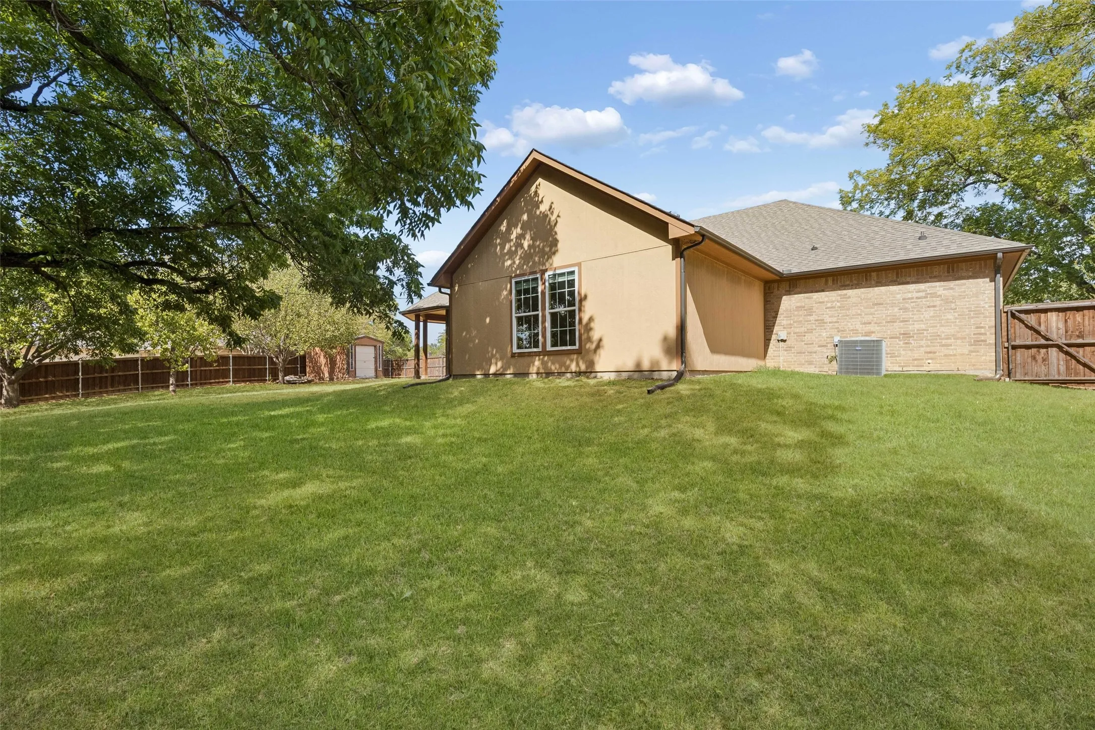 Single Family Residence For Sale in Dallas County , 1925 Wildwood Drive, Grand Prairie, Texas 75050, 3 Bedroom, 2 Bathroom, 2 Garage spaces, 2,484 Sqft, built in 2015, mls#21385962, Real Estate Agent in Grand Prairie, Homes For Sale in Dallas county, Homes For Sale in Grand Prairie, Realtor in Grand Prairie Texas, Real Estate Brokerage Independent Realty Texas, Luminita Cordes Realtor