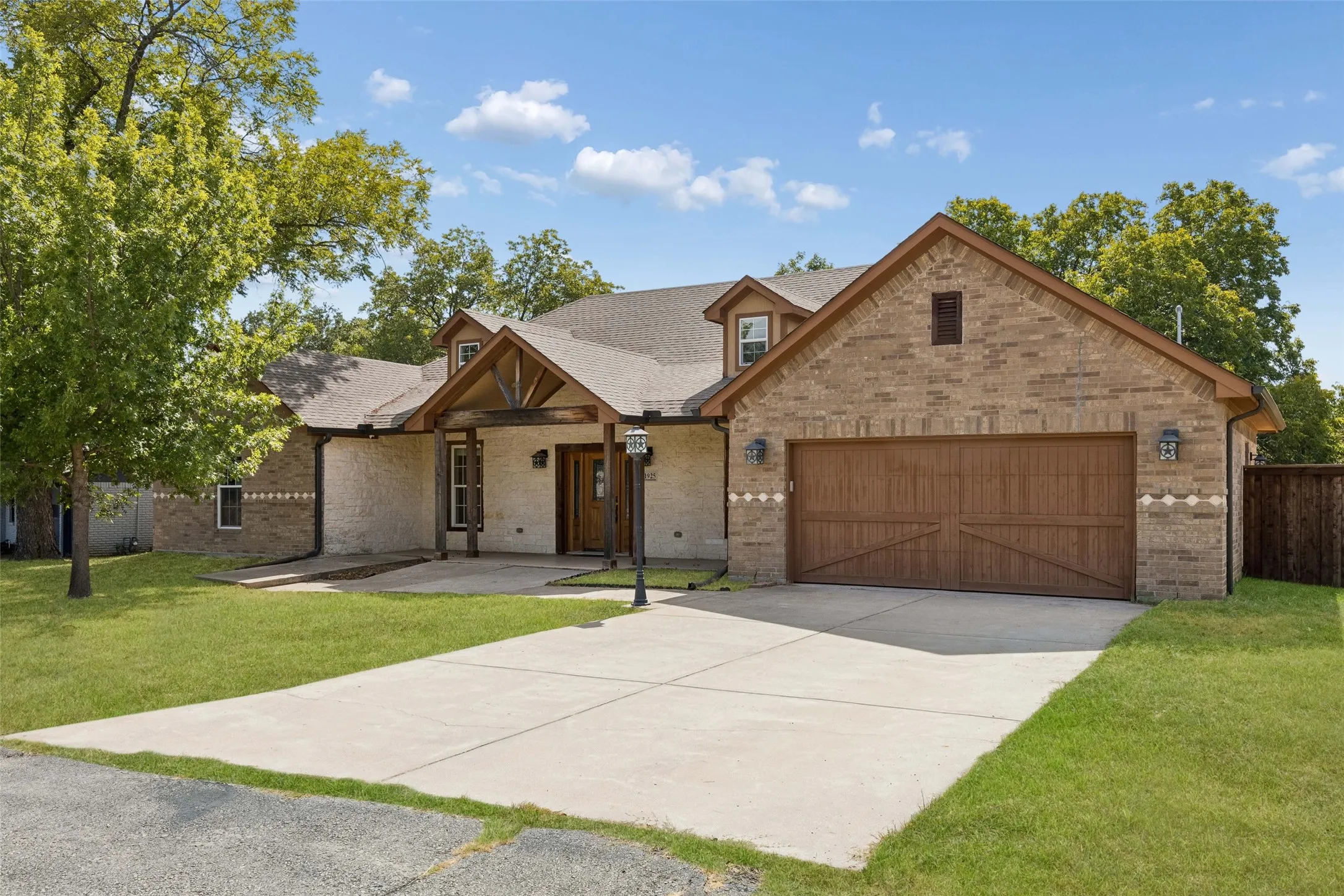 Single Family Residence For Sale in Dallas County , 1925 Wildwood Drive, Grand Prairie, Texas 75050, 3 Bedroom, 2 Bathroom, 2 Garage spaces, 2,484 Sqft, built in 2015, mls#21385962, Real Estate Agent in Grand Prairie, Homes For Sale in Dallas county, Homes For Sale in Grand Prairie, Realtor in Grand Prairie Texas, Real Estate Brokerage Independent Realty Texas, Luminita Cordes Realtor