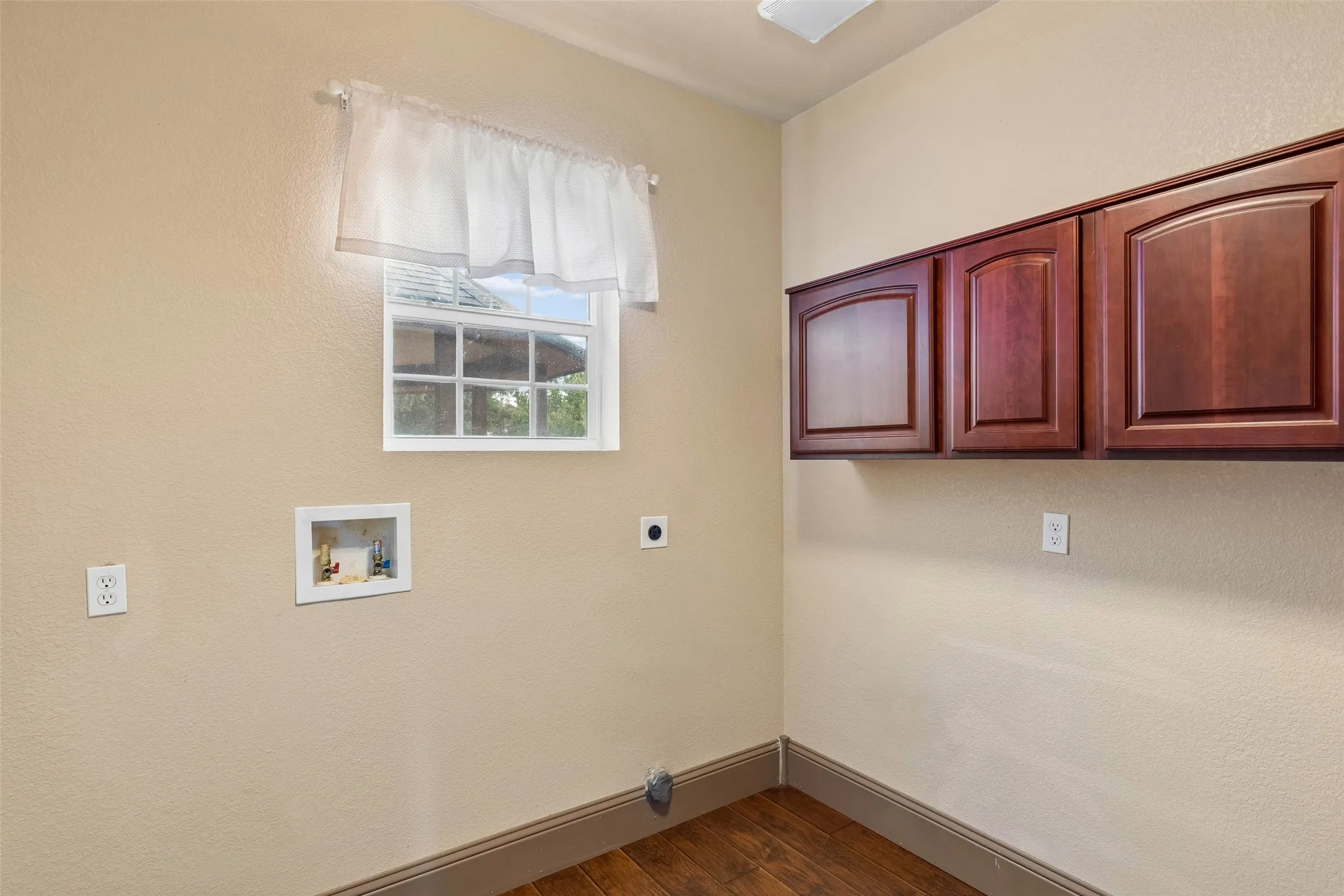 Single Family Residence For Sale in Dallas County , 1925 Wildwood Drive, Grand Prairie, Texas 75050, 3 Bedroom, 2 Bathroom, 2 Garage spaces, 2,484 Sqft, built in 2015, mls#21385962, Real Estate Agent in Grand Prairie, Homes For Sale in Dallas county, Homes For Sale in Grand Prairie, Realtor in Grand Prairie Texas, Real Estate Brokerage Independent Realty Texas, Luminita Cordes Realtor