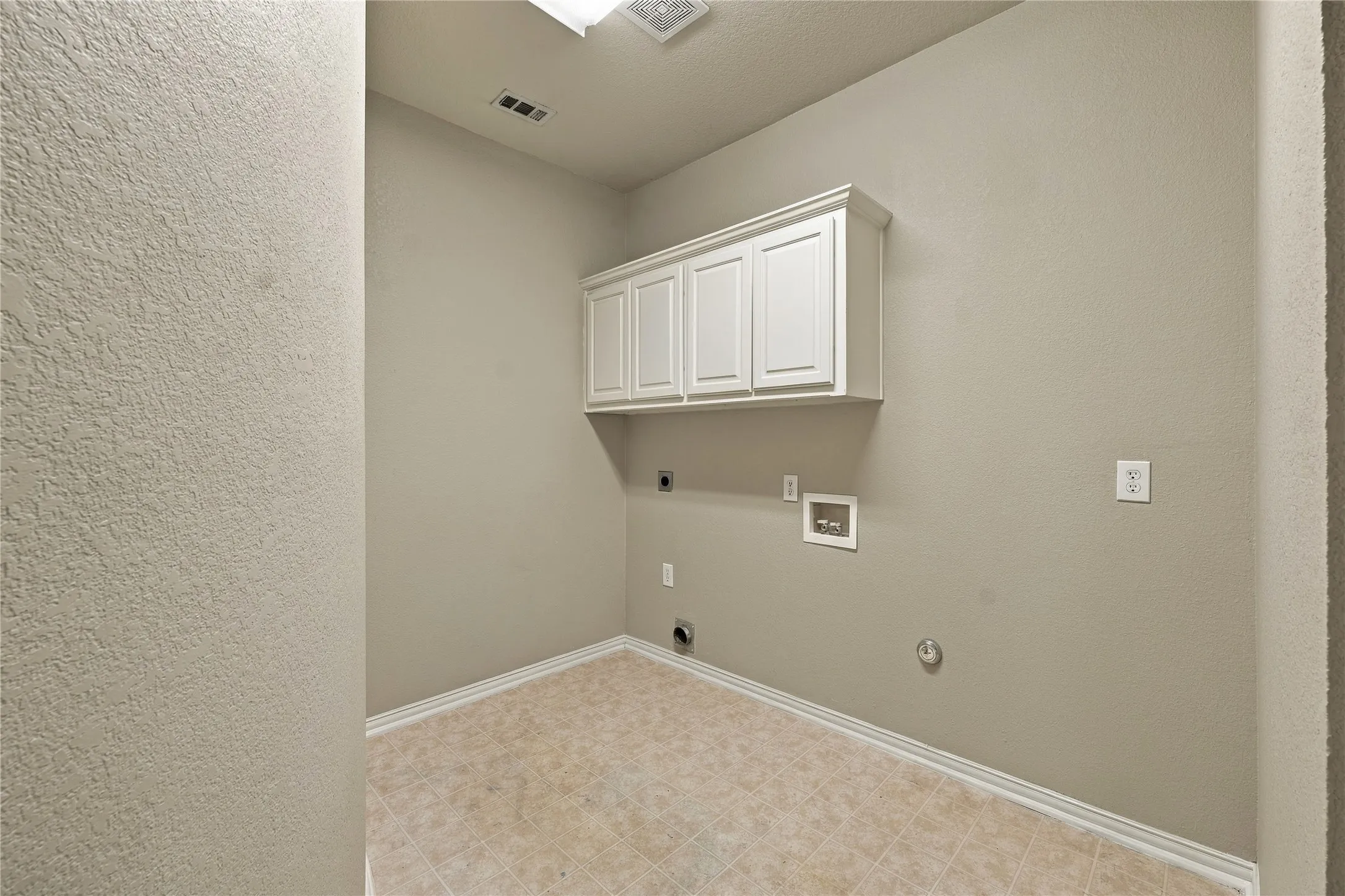 Single Family Residence For Sale in Tarrant County , 1209 Mesa Trail, Keller, Texas 76248, 5 Bedroom, 4 Bathroom, 2 Garage spaces, 3,622 Sqft, built in 2002, mls#21388499, Real Estate Agent in Keller, Homes For Sale in Tarrant county, Homes For Sale in Keller, Realtor in Keller Texas, Real Estate Brokerage Independent Realty Texas, Luminita Cordes Realtor