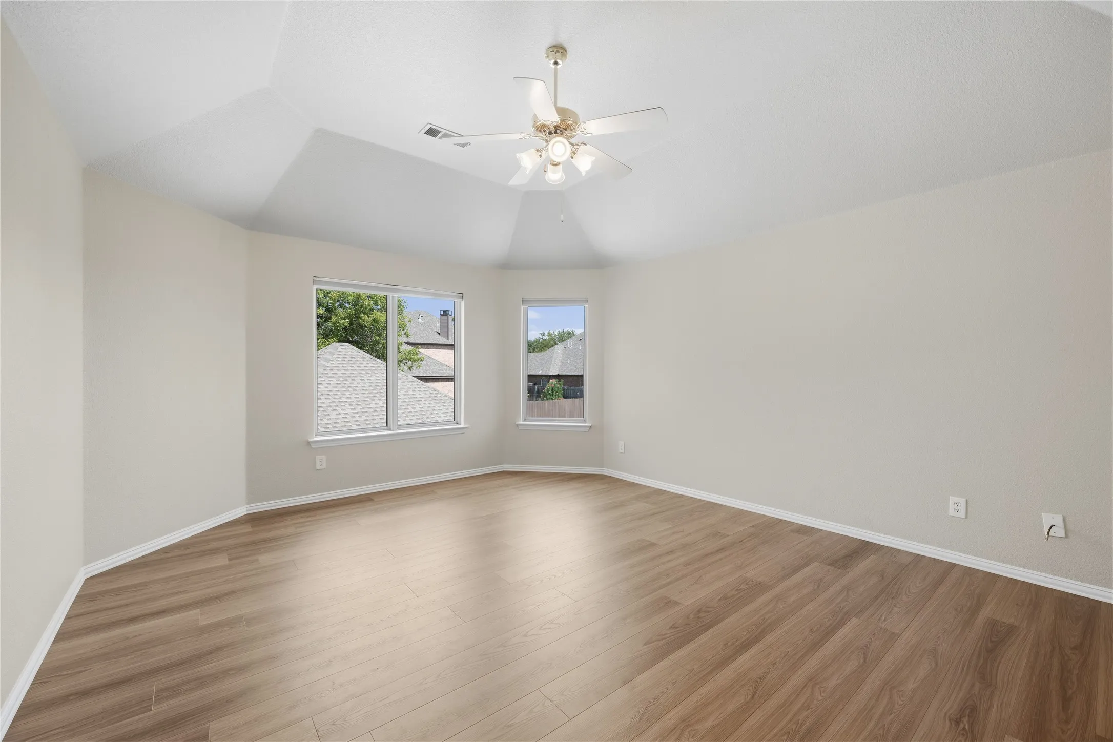 Single Family Residence For Sale in Tarrant County , 1209 Mesa Trail, Keller, Texas 76248, 5 Bedroom, 4 Bathroom, 2 Garage spaces, 3,622 Sqft, built in 2002, mls#21388499, Real Estate Agent in Keller, Homes For Sale in Tarrant county, Homes For Sale in Keller, Realtor in Keller Texas, Real Estate Brokerage Independent Realty Texas, Luminita Cordes Realtor