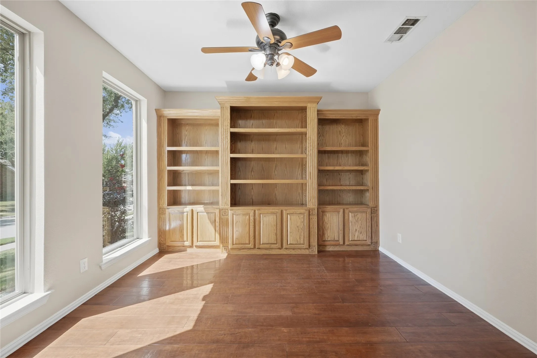 Single Family Residence For Sale in Tarrant County , 1209 Mesa Trail, Keller, Texas 76248, 5 Bedroom, 4 Bathroom, 2 Garage spaces, 3,622 Sqft, built in 2002, mls#21388499, Real Estate Agent in Keller, Homes For Sale in Tarrant county, Homes For Sale in Keller, Realtor in Keller Texas, Real Estate Brokerage Independent Realty Texas, Luminita Cordes Realtor