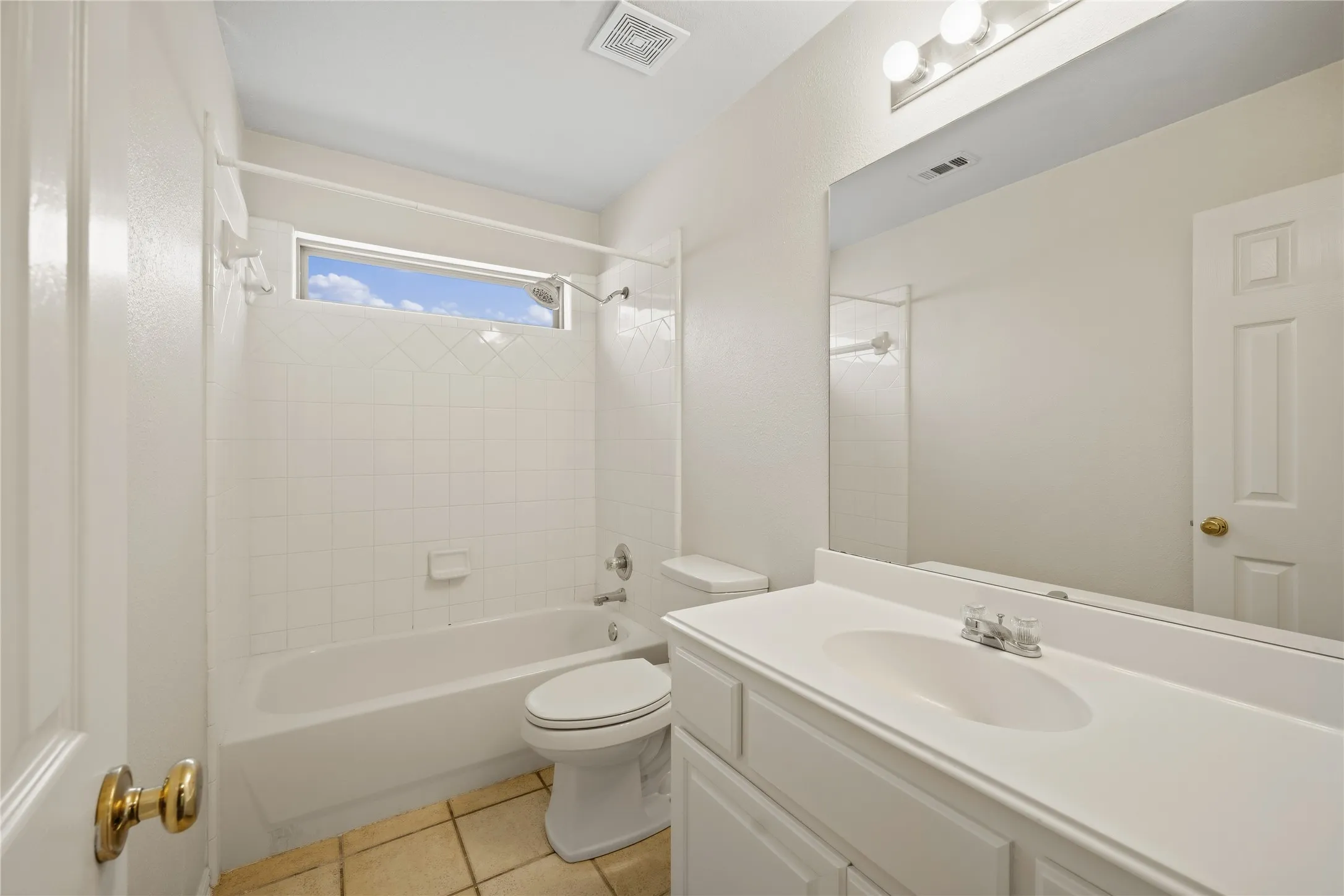 Single Family Residence For Sale in Tarrant County , 1209 Mesa Trail, Keller, Texas 76248, 5 Bedroom, 4 Bathroom, 2 Garage spaces, 3,622 Sqft, built in 2002, mls#21388499, Real Estate Agent in Keller, Homes For Sale in Tarrant county, Homes For Sale in Keller, Realtor in Keller Texas, Real Estate Brokerage Independent Realty Texas, Luminita Cordes Realtor