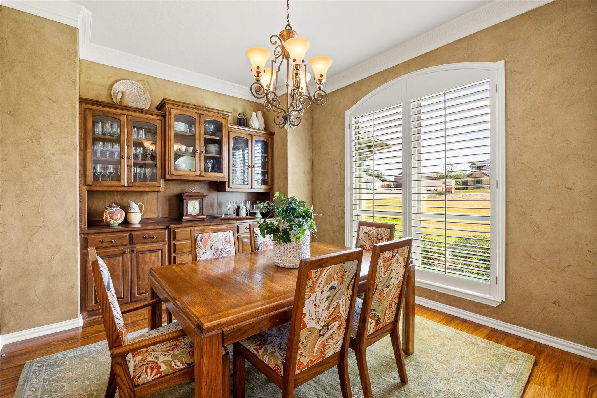 Light filled dining area with generous built-ins for easy entertainng
