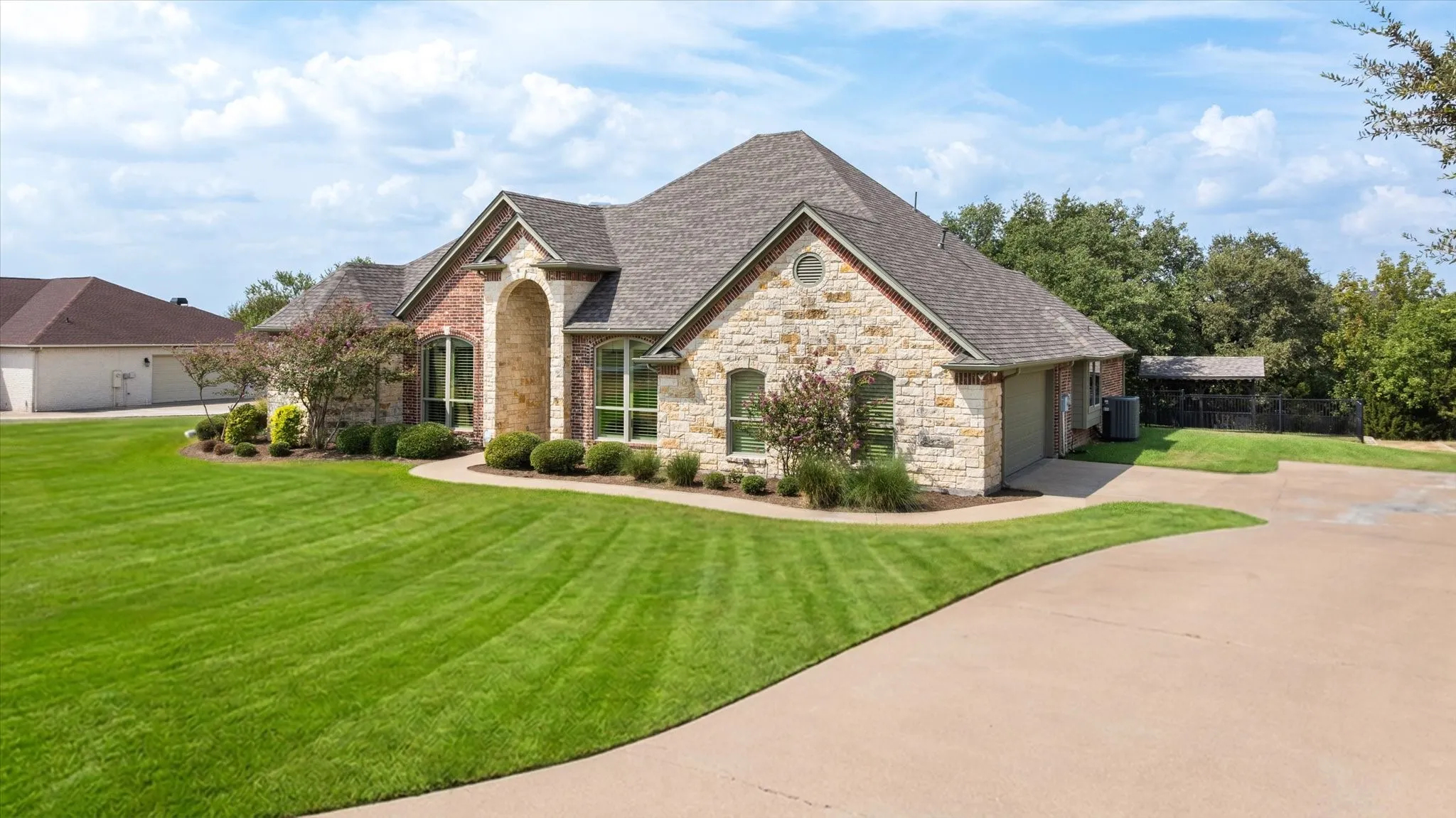Single Family Residence For Sale in Hood County , 1616 Crow Creek Drive, Granbury, Texas 76049, 3 Bedroom, 3 Bathroom, 2 Garage spaces, 2,340 Sqft, built in 2004, mls#21386949, Real Estate Agent in Granbury, Homes For Sale in Hood county, Homes For Sale in Granbury, Realtor in Granbury Texas, Real Estate Brokerage Independent Realty Texas, Luminita Cordes Realtor