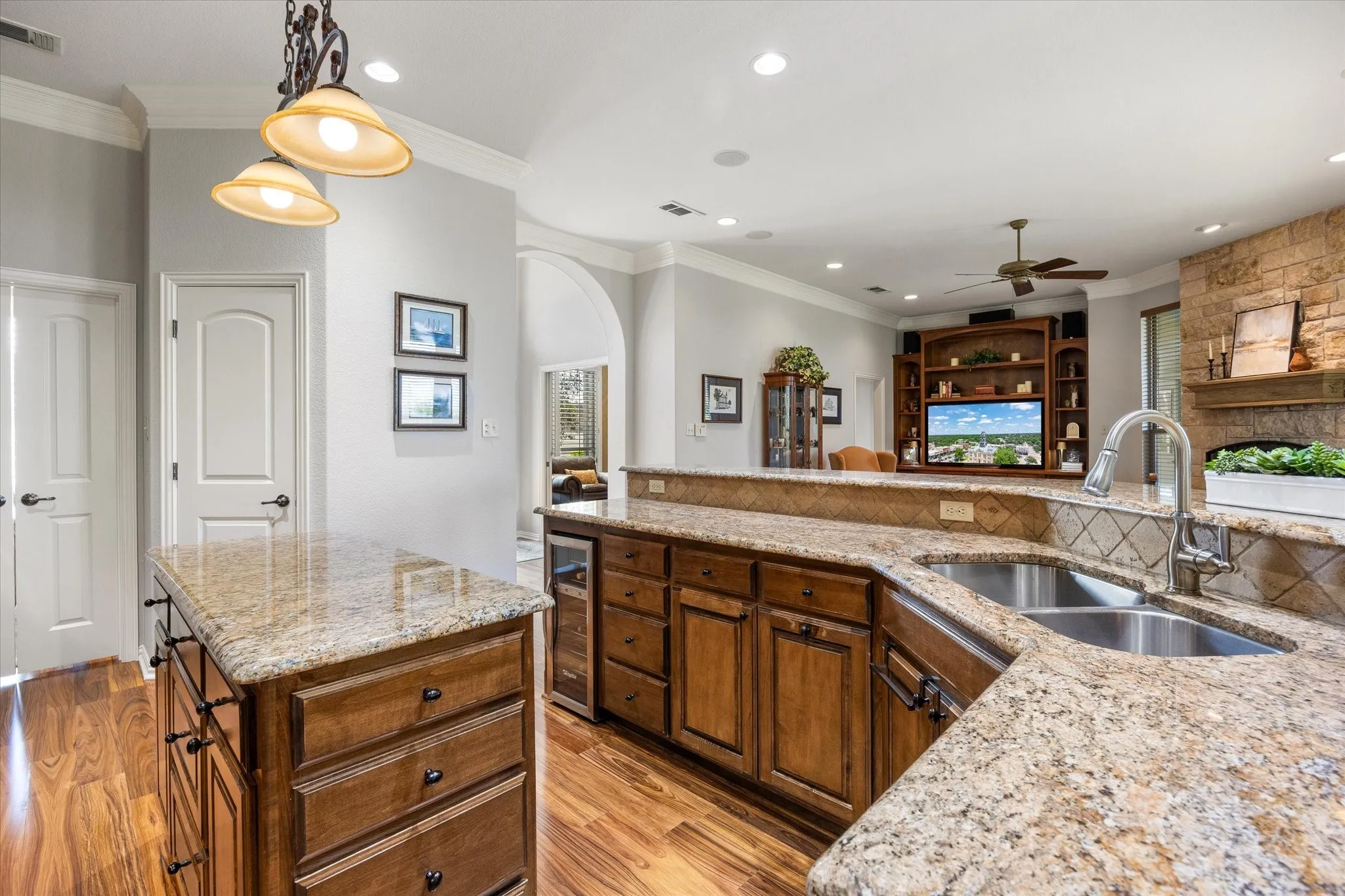 Single Family Residence For Sale in Hood County , 1616 Crow Creek Drive, Granbury, Texas 76049, 3 Bedroom, 3 Bathroom, 2 Garage spaces, 2,340 Sqft, built in 2004, mls#21386949, Real Estate Agent in Granbury, Homes For Sale in Hood county, Homes For Sale in Granbury, Realtor in Granbury Texas, Real Estate Brokerage Independent Realty Texas, Luminita Cordes Realtor