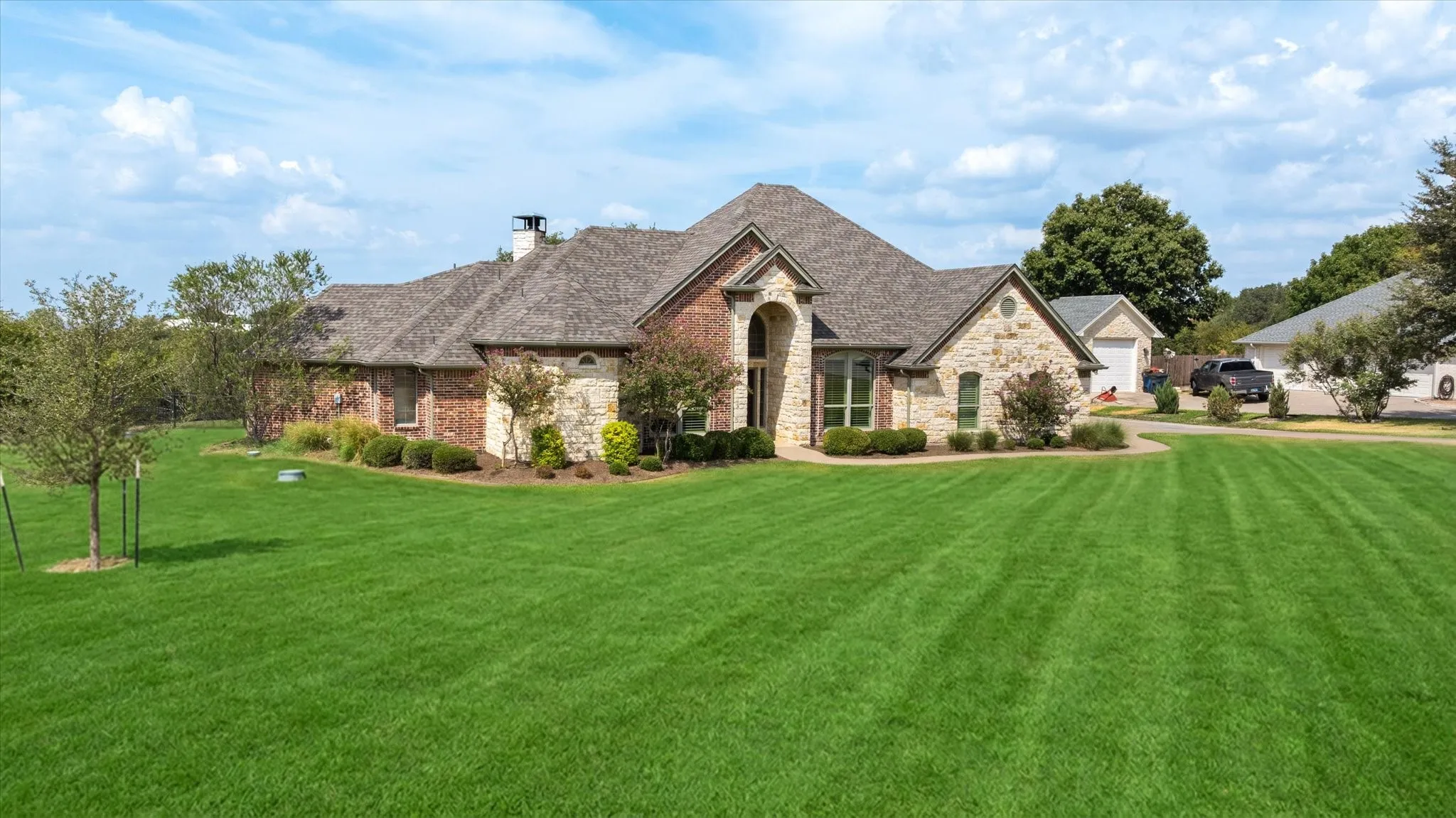 Single Family Residence For Sale in Hood County , 1616 Crow Creek Drive, Granbury, Texas 76049, 3 Bedroom, 3 Bathroom, 2 Garage spaces, 2,340 Sqft, built in 2004, mls#21386949, Real Estate Agent in Granbury, Homes For Sale in Hood county, Homes For Sale in Granbury, Realtor in Granbury Texas, Real Estate Brokerage Independent Realty Texas, Luminita Cordes Realtor