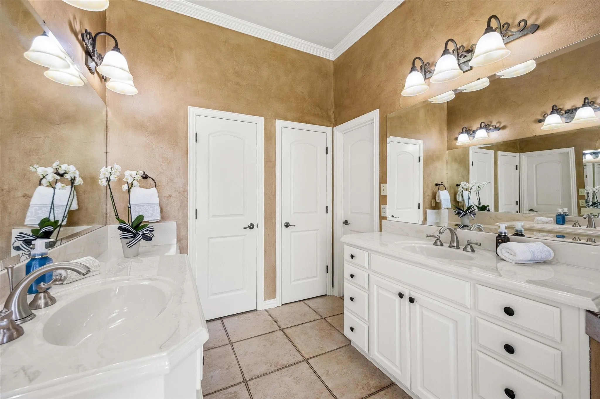 Single Family Residence For Sale in Hood County , 1616 Crow Creek Drive, Granbury, Texas 76049, 3 Bedroom, 3 Bathroom, 2 Garage spaces, 2,340 Sqft, built in 2004, mls#21386949, Real Estate Agent in Granbury, Homes For Sale in Hood county, Homes For Sale in Granbury, Realtor in Granbury Texas, Real Estate Brokerage Independent Realty Texas, Luminita Cordes Realtor