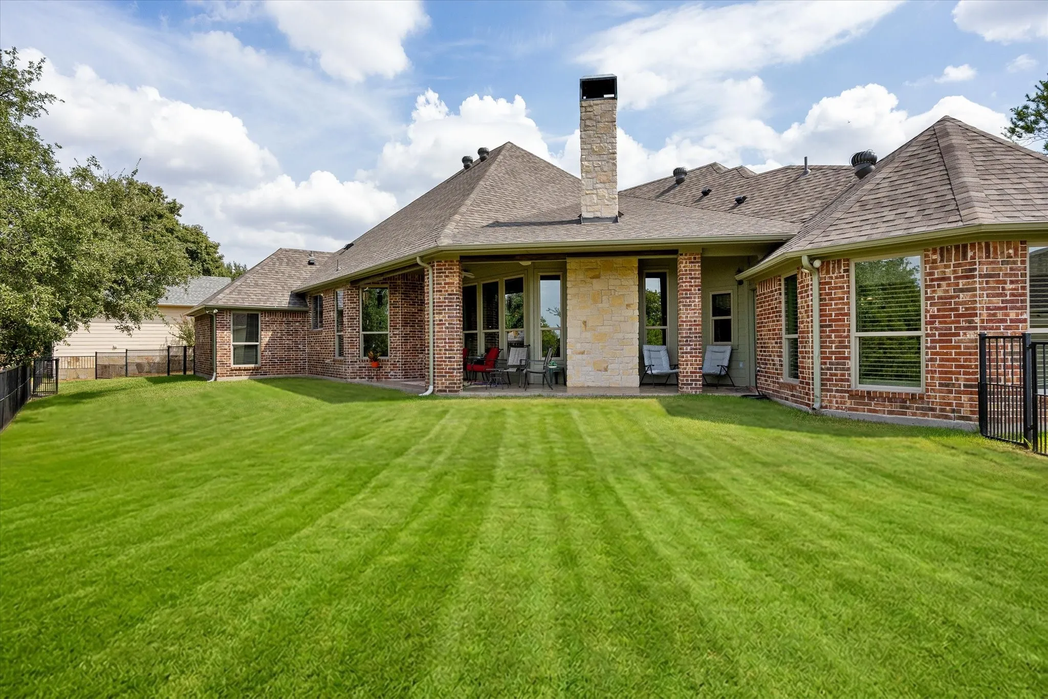 Single Family Residence For Sale in Hood County , 1616 Crow Creek Drive, Granbury, Texas 76049, 3 Bedroom, 3 Bathroom, 2 Garage spaces, 2,340 Sqft, built in 2004, mls#21386949, Real Estate Agent in Granbury, Homes For Sale in Hood county, Homes For Sale in Granbury, Realtor in Granbury Texas, Real Estate Brokerage Independent Realty Texas, Luminita Cordes Realtor