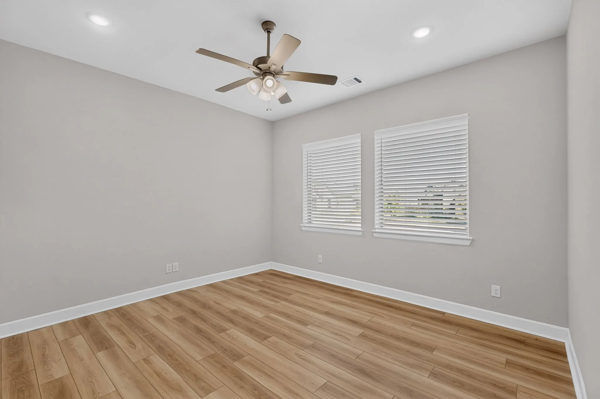 Single Family Residence For Sale in Johnson County , 1600 Trellis Drive, Mansfield, Texas 76063, 4 Bedroom, 3 Bathroom, 2 Garage spaces, 3,227 Sqft, built in 2022, mls#21376912, Real Estate Agent in Mansfield, Homes For Sale in Johnson county, Homes For Sale in Mansfield, Realtor in Mansfield Texas, Real Estate Brokerage Independent Realty Texas, Luminita Cordes Realtor