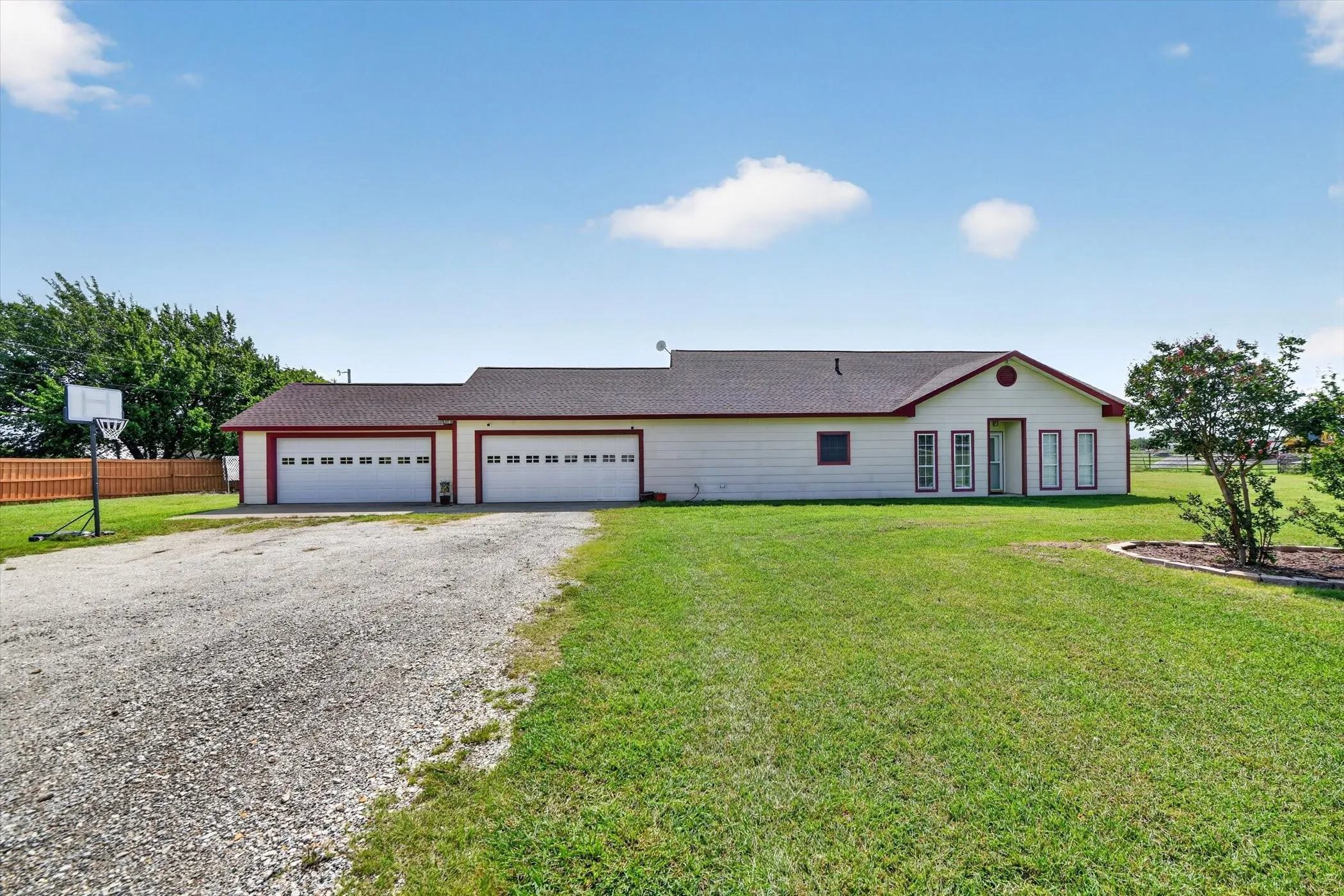 Single Family Residence For Sale in Denton County , 1958 Crockett Street, Sanger, Texas 76266, 3 Bedroom, 2 Bathroom, 4 Garage spaces, 1,816 Sqft, built in 1998, mls#21389929, Real Estate Agent in Sanger, Homes For Sale in Denton county, Homes For Sale in Sanger, Realtor in Sanger Texas, Real Estate Brokerage Independent Realty Texas, Luminita Cordes Realtor