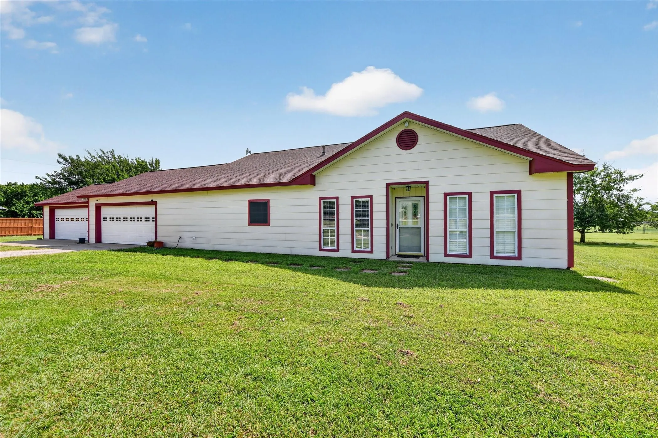 Single Family Residence For Sale in Denton County , 1958 Crockett Street, Sanger, Texas 76266, 3 Bedroom, 2 Bathroom, 4 Garage spaces, 1,816 Sqft, built in 1998, mls#21389929, Real Estate Agent in Sanger, Homes For Sale in Denton county, Homes For Sale in Sanger, Realtor in Sanger Texas, Real Estate Brokerage Independent Realty Texas, Luminita Cordes Realtor