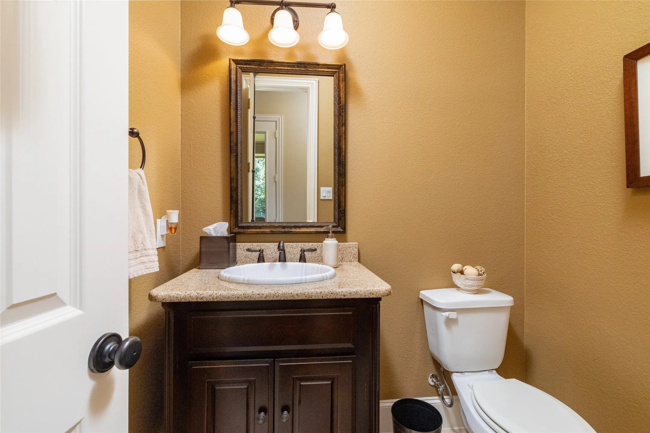 Half Bath / Level 1