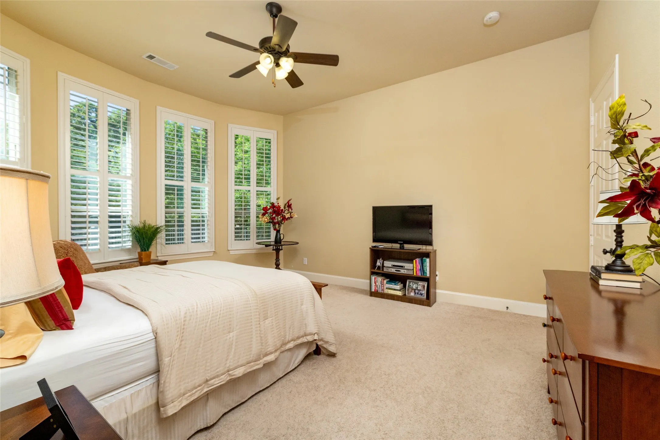 Single Family Residence For Sale in Denton County , 620 Kimbro Avenue, Lantana, Texas 76226, 5 Bedroom, 7 Bathroom, 3 Garage spaces, 4,527 Sqft, built in 2010, mls#21386414, Real Estate Agent in Lantana, Homes For Sale in Denton county, Homes For Sale in Lantana, Realtor in Lantana Texas, Real Estate Brokerage Independent Realty Texas, Luminita Cordes Realtor
