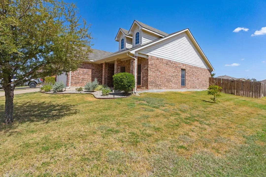 Single Family Residence For Sale in Tarrant County , 6200 Charisma Court, Fort Worth, Texas 76131, 3 Bedroom, 2 Bathroom, 2 Garage spaces, 1,470 Sqft, built in 2007, mls#21389870, Real Estate Agent in Fort Worth, Homes For Sale in Tarrant county, Homes For Sale in Fort Worth, Realtor in Fort Worth Texas, Real Estate Brokerage Independent Realty Texas, Luminita Cordes Realtor